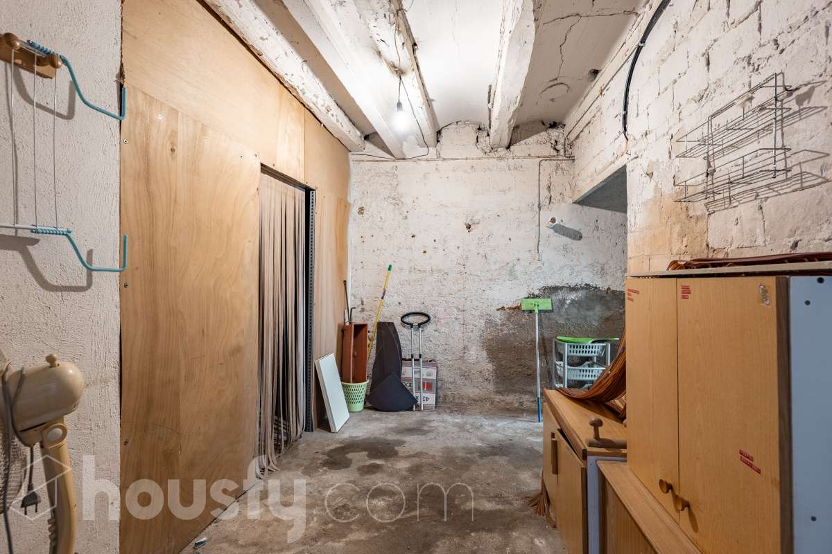Housfy vende 🏡 luminosa casa ubicada en Santa Margarida i els Monjos. Ven a ver esta bonita casa de pueblo con encanto y vistas privilegiadas a los viñedos en el tranquilo barrio de Sardinyola. Una estructura llena de posibilidades, para acabar de diseñar a tu gusto. Convierte este balcón natural al Penedès en la casa de tus sueños. La vivienda dispone de 142m2 útiles (verificados con la Dirección General de Catastro). Construida en el año: 1905. Distribución de estancias -Salón-comedor -5 Dormitorios -1 Baño -Cocina equipada Características específicas -Cédula de habitabilidad -Trastero -Se aceptan mascotas -Vistas a la montaña -Chimenea Zona y entorno Respecto a la ubicación, se sitúa en Santa Margarida i els Monjos, municipio de Barcelona. Esta propiedad se encuentra cerca de transporte público, colegios, supermercados y farmacias. Santa Margarida i els Monjos está estratégicamente conectada, lo que permite llegar a Barcelona en unos 40-45 minutos. Autopista AP-7: Acceso directo a solo 2 km del casco urbano (Salida 30). Es la vía más rápida para entrar a Barcelona por la Diagonal. N-340: Una alternativa gratuita y directa que conecta con toda la comarca y el área metropolitana. En Tren (Rodalies): Comodidad sin atascos El municipio cuenta con su propia estación de tren (Els Monjos), lo que es un lujo para una casa de pueblo. Línea R4 de Rodalies: Conecta directamente con estaciones clave como Sants, Plaça Catalunya y Arc de Triomf. Aviso legal El precio de venta no incluye gastos de la compraventa como notaría, registro, impuestos, ni tampoco honorarios agencia. Esta publicación no es vinculante. Consulta siempre la nota simple con Housfy antes de formalizar la compraventa. Sobre nosotros Housfy es la plataforma integral de servicios inmobiliarios. Nuestra combinación de expertos y tecnología pone al alcance de todo el mundo servicios cómodos, claros y seguros. AICAT número: 7922. Nos encargamos de la gestión y asesoramiento de la compra. ¡Olvídate de todo! Hacemos los trámites por ti. Y, si además necesitas financiación, ponemos a tu disposición un bróker hipotecario para ayudarte a conseguir las mejores condiciones para tu perfil económico. ¿Quieres visitarla? Contacta con Housfy y agenda tu visita sin compromiso. Más información en: housfy.com Este anuncio contiene imágenes ilustrativas, con el objetivo de mostrar el potencial de la propiedad, y pueden diferir del resultado final.-29