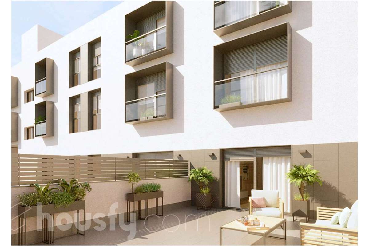 Housfy vende últimos pisos de obra nueva en el centro de Vilanova – Entrega septiembre 2026 Descubre esta exclusiva promoción de obra nueva en pleno centro de Vilanova, donde diseño, confort y calidad se unen para ofrecerte un hogar pensado para disfrutar. Disponibles las últimas viviendas de 3 habitaciones y 2 baños, con una distribución moderna y funcional, destacando su amplio salón-comedor con cocina abierta equipada e isla central, ideal para compartir momentos en familia o con amigos. Las viviendas cuentan con acabados de alta calidad, suelo de parquet y sistema de aerotermia con climatización frío y calor por conductos, garantizando eficiencia energética y máximo confort durante todo el año. Gracias a su buena orientación y grandes entradas de luz natural, son pisos muy soleados y luminosos, creando espacios cálidos y agradables. Además, existe la posibilidad de adquirir plaza de parking opcional en la misma finca con capacidad para dos coches, aportando comodidad y practicidad en una ubicación inmejorable. Una oportunidad única para estrenar vivienda en una de las mejores zonas de Vilanova, con todos los servicios, comercios y conexiones a tu alcance. No lo dudes más y contacta con nosotros para agendar una visita, conseguiremos la vivienda de tus sueños. Aviso legal El precio de venta no incluye gastos de la compraventa como notaría, registro, impuestos, ni tampoco honorarios agencia. Esta publicación no es vinculante. Consulta siempre la nota simple con Housfy antes de formalizar la compraventa. Sobre nosotros Housfy es la plataforma integral de servicios inmobiliarios. Nuestra combinación de expertos y tecnología pone al alcance de todo el mundo servicios cómodos, claros y seguros. AICAT número: 7922. Nos encargamos de la gestión y asesoramiento de la compra. ¡Olvídate de todo! Hacemos los trámites por ti. Y, si además necesitas financiación, ponemos a tu disposición un bróker hipotecario para ayudarte a conseguir las mejores condiciones para tu perfil económico. ¿Quieres visitarla? Contacta con Housfy y agenda tu visita sin compromiso. Más información en: housfy.com Este anuncio contiene imágenes ilustrativas, con el objetivo de mostrar el potencial de la propiedad, y pueden diferir del resultado final.-2
