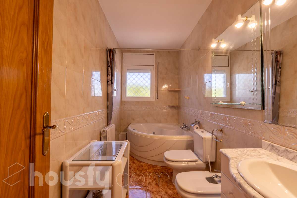 Housfy vende espectacular chalet independiente en Costa Cunit, a tan solo 10 minutos del centro de Cubelles. Una vivienda amplia y versátil, ideal para quienes buscan espacio, privacidad y calidad de vida en un entorno tranquilo, rodeado de naturaleza y con bonitas vistas al mar y a la montaña. La propiedad cuenta con piscina privada y un amplio jardín, creando un entorno perfecto para disfrutar del aire libre y del excelente clima de la zona durante todo el año. La vivienda se distribuye en dos plantas y ofrece múltiples posibilidades de uso. En la planta baja encontramos un amplio salón-comedor con salida directa a la zona de piscina, cocina, una espaciosa suite y varios espacios polivalentes que pueden adaptarse a las necesidades del nuevo propietario, ya sea como despacho, zona de ocio, gimnasio o incluso como espacio independiente para invitados. La primera planta dispone de cuatro habitaciones dobles, todas exteriores, dos baños completos, un amplio y luminoso salón-comedor con acceso a un gran balcón desde el que disfrutar de agradables vistas al mar, además de una cocina independiente. En el exterior, la vivienda ofrece diferentes espacios para disfrutar en cualquier época del año, con terraza, balcón, patio, jardín y piscina. Entre sus equipamientos destacan la calefacción, la chimenea, los armarios empotrados, los suelos de gres, un amplio trastero y un garaje cubierto con capacidad para tres vehículos. Una vivienda con grandes dimensiones, múltiples posibilidades y mucho potencial, situada en una tranquila zona residencial de Cunit, donde podrás disfrutar de la naturaleza y la tranquilidad sin renunciar a la proximidad de todos los servicios de Cubelles y de Cunit. Zona y entorno La Urbanización Costa Cunit es una tranquila zona residencial de ambiente familiar, rodeada de naturaleza y viviendas unifamiliares, que combina privacidad y calidad de vida con buena conexión a servicios y a pocos minutos de las playas de Cunit y Cubelles. Aviso legal El precio de venta no incluye gastos de la compraventa como notaría, registro, impuestos, ni tampoco honorarios de agencia. Esta publicación no es vinculante. Consulta siempre la nota simple con Housfy antes de formalizar la compraventa. Sobre nosotros Housfy es la plataforma integral de servicios inmobiliarios. Nuestra combinación de expertos y tecnología pone al alcance de todo el mundo servicios cómodos, claros y seguros. AICAT número: 7922. Nos encargamos de la gestión y asesoramiento de la compra. ¡Olvídate de todo! Hacemos los trámites por ti. Y, si además necesitas financiación, ponemos a tu disposición un bróker hipotecario para ayudarte a conseguir las mejores condiciones para tu perfil económico. ¿Quieres visitarla? Contacta con Housfy y agenda tu visita sin compromiso. Más información en housfy.com-15