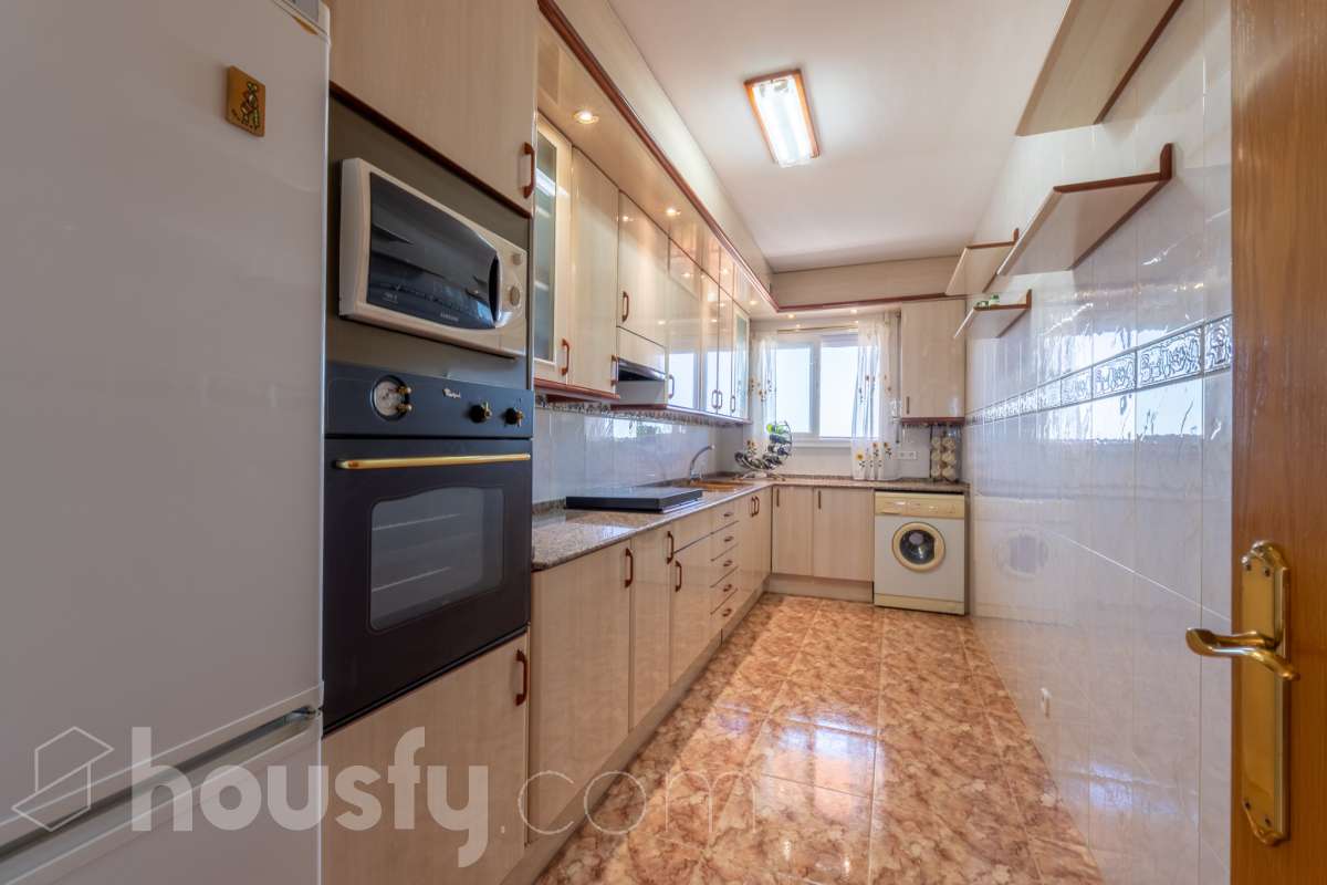 Housfy vende espectacular chalet independiente en Costa Cunit, a tan solo 10 minutos del centro de Cubelles. Una vivienda amplia y versátil, ideal para quienes buscan espacio, privacidad y calidad de vida en un entorno tranquilo, rodeado de naturaleza y con bonitas vistas al mar y a la montaña. La propiedad cuenta con piscina privada y un amplio jardín, creando un entorno perfecto para disfrutar del aire libre y del excelente clima de la zona durante todo el año. La vivienda se distribuye en dos plantas y ofrece múltiples posibilidades de uso. En la planta baja encontramos un amplio salón-comedor con salida directa a la zona de piscina, cocina, una espaciosa suite y varios espacios polivalentes que pueden adaptarse a las necesidades del nuevo propietario, ya sea como despacho, zona de ocio, gimnasio o incluso como espacio independiente para invitados. La primera planta dispone de cuatro habitaciones dobles, todas exteriores, dos baños completos, un amplio y luminoso salón-comedor con acceso a un gran balcón desde el que disfrutar de agradables vistas al mar, además de una cocina independiente. En el exterior, la vivienda ofrece diferentes espacios para disfrutar en cualquier época del año, con terraza, balcón, patio, jardín y piscina. Entre sus equipamientos destacan la calefacción, la chimenea, los armarios empotrados, los suelos de gres, un amplio trastero y un garaje cubierto con capacidad para tres vehículos. Una vivienda con grandes dimensiones, múltiples posibilidades y mucho potencial, situada en una tranquila zona residencial de Cunit, donde podrás disfrutar de la naturaleza y la tranquilidad sin renunciar a la proximidad de todos los servicios de Cubelles y de Cunit. Zona y entorno La Urbanización Costa Cunit es una tranquila zona residencial de ambiente familiar, rodeada de naturaleza y viviendas unifamiliares, que combina privacidad y calidad de vida con buena conexión a servicios y a pocos minutos de las playas de Cunit y Cubelles. Aviso legal El precio de venta no incluye gastos de la compraventa como notaría, registro, impuestos, ni tampoco honorarios de agencia. Esta publicación no es vinculante. Consulta siempre la nota simple con Housfy antes de formalizar la compraventa. Sobre nosotros Housfy es la plataforma integral de servicios inmobiliarios. Nuestra combinación de expertos y tecnología pone al alcance de todo el mundo servicios cómodos, claros y seguros. AICAT número: 7922. Nos encargamos de la gestión y asesoramiento de la compra. ¡Olvídate de todo! Hacemos los trámites por ti. Y, si además necesitas financiación, ponemos a tu disposición un bróker hipotecario para ayudarte a conseguir las mejores condiciones para tu perfil económico. ¿Quieres visitarla? Contacta con Housfy y agenda tu visita sin compromiso. Más información en housfy.com-14