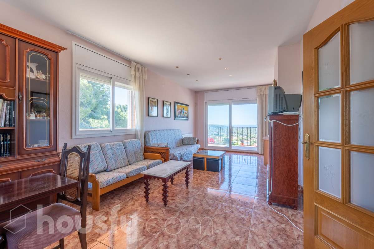 Housfy vende espectacular chalet independiente en Costa Cunit, a tan solo 10 minutos del centro de Cubelles. Una vivienda amplia y versátil, ideal para quienes buscan espacio, privacidad y calidad de vida en un entorno tranquilo, rodeado de naturaleza y con bonitas vistas al mar y a la montaña. La propiedad cuenta con piscina privada y un amplio jardín, creando un entorno perfecto para disfrutar del aire libre y del excelente clima de la zona durante todo el año. La vivienda se distribuye en dos plantas y ofrece múltiples posibilidades de uso. En la planta baja encontramos un amplio salón-comedor con salida directa a la zona de piscina, cocina, una espaciosa suite y varios espacios polivalentes que pueden adaptarse a las necesidades del nuevo propietario, ya sea como despacho, zona de ocio, gimnasio o incluso como espacio independiente para invitados. La primera planta dispone de cuatro habitaciones dobles, todas exteriores, dos baños completos, un amplio y luminoso salón-comedor con acceso a un gran balcón desde el que disfrutar de agradables vistas al mar, además de una cocina independiente. En el exterior, la vivienda ofrece diferentes espacios para disfrutar en cualquier época del año, con terraza, balcón, patio, jardín y piscina. Entre sus equipamientos destacan la calefacción, la chimenea, los armarios empotrados, los suelos de gres, un amplio trastero y un garaje cubierto con capacidad para tres vehículos. Una vivienda con grandes dimensiones, múltiples posibilidades y mucho potencial, situada en una tranquila zona residencial de Cunit, donde podrás disfrutar de la naturaleza y la tranquilidad sin renunciar a la proximidad de todos los servicios de Cubelles y de Cunit. Zona y entorno La Urbanización Costa Cunit es una tranquila zona residencial de ambiente familiar, rodeada de naturaleza y viviendas unifamiliares, que combina privacidad y calidad de vida con buena conexión a servicios y a pocos minutos de las playas de Cunit y Cubelles. Aviso legal El precio de venta no incluye gastos de la compraventa como notaría, registro, impuestos, ni tampoco honorarios de agencia. Esta publicación no es vinculante. Consulta siempre la nota simple con Housfy antes de formalizar la compraventa. Sobre nosotros Housfy es la plataforma integral de servicios inmobiliarios. Nuestra combinación de expertos y tecnología pone al alcance de todo el mundo servicios cómodos, claros y seguros. AICAT número: 7922. Nos encargamos de la gestión y asesoramiento de la compra. ¡Olvídate de todo! Hacemos los trámites por ti. Y, si además necesitas financiación, ponemos a tu disposición un bróker hipotecario para ayudarte a conseguir las mejores condiciones para tu perfil económico. ¿Quieres visitarla? Contacta con Housfy y agenda tu visita sin compromiso. Más información en housfy.com-12
