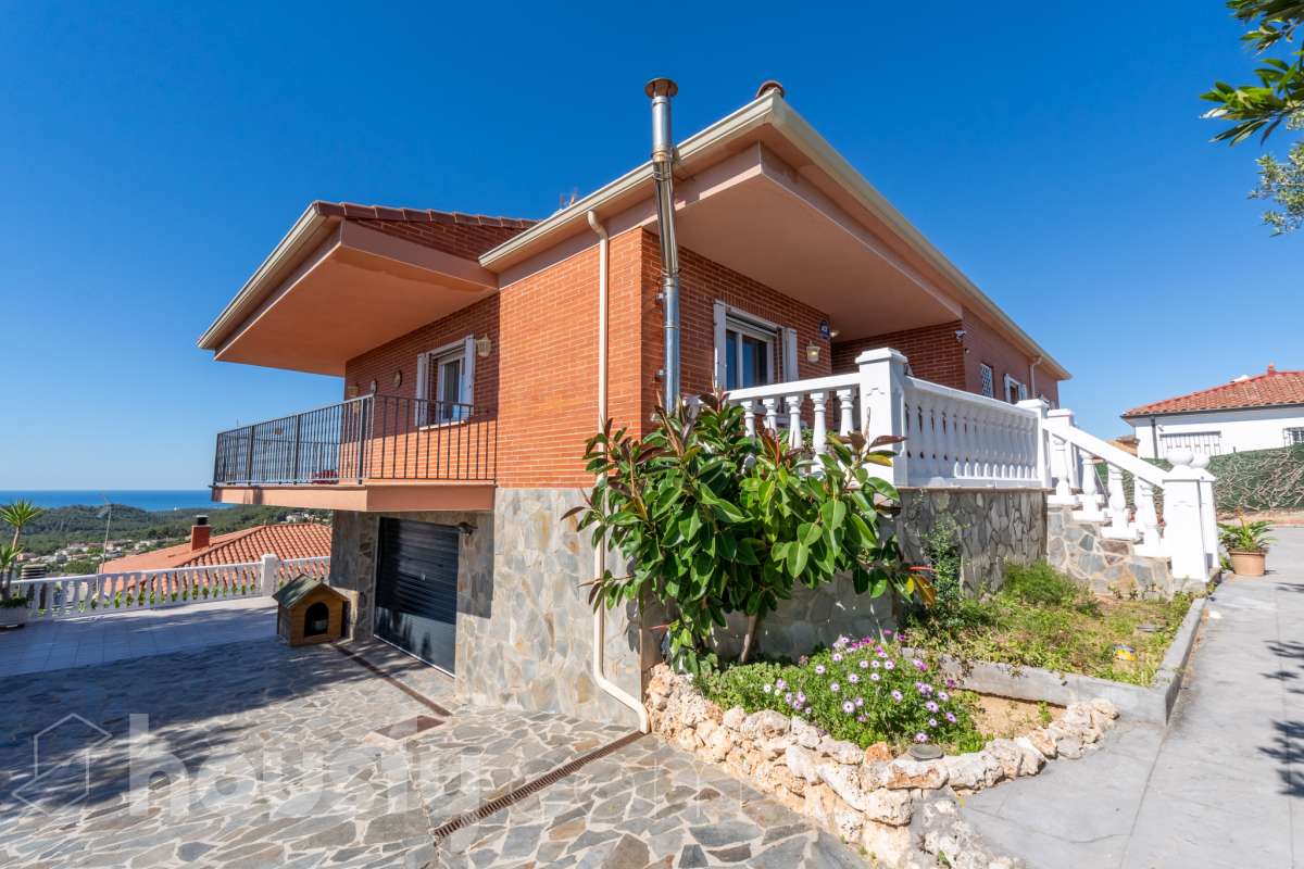 Housfy vende espectacular chalet independiente en Costa Cunit, a tan solo 10 minutos del centro de Cubelles. Una vivienda amplia y versátil, ideal para quienes buscan espacio, privacidad y calidad de vida en un entorno tranquilo, rodeado de naturaleza y con bonitas vistas al mar y a la montaña. La propiedad cuenta con piscina privada y un amplio jardín, creando un entorno perfecto para disfrutar del aire libre y del excelente clima de la zona durante todo el año. La vivienda se distribuye en dos plantas y ofrece múltiples posibilidades de uso. En la planta baja encontramos un amplio salón-comedor con salida directa a la zona de piscina, cocina, una espaciosa suite y varios espacios polivalentes que pueden adaptarse a las necesidades del nuevo propietario, ya sea como despacho, zona de ocio, gimnasio o incluso como espacio independiente para invitados. La primera planta dispone de cuatro habitaciones dobles, todas exteriores, dos baños completos, un amplio y luminoso salón-comedor con acceso a un gran balcón desde el que disfrutar de agradables vistas al mar, además de una cocina independiente. En el exterior, la vivienda ofrece diferentes espacios para disfrutar en cualquier época del año, con terraza, balcón, patio, jardín y piscina. Entre sus equipamientos destacan la calefacción, la chimenea, los armarios empotrados, los suelos de gres, un amplio trastero y un garaje cubierto con capacidad para tres vehículos. Una vivienda con grandes dimensiones, múltiples posibilidades y mucho potencial, situada en una tranquila zona residencial de Cunit, donde podrás disfrutar de la naturaleza y la tranquilidad sin renunciar a la proximidad de todos los servicios de Cubelles y de Cunit. Zona y entorno La Urbanización Costa Cunit es una tranquila zona residencial de ambiente familiar, rodeada de naturaleza y viviendas unifamiliares, que combina privacidad y calidad de vida con buena conexión a servicios y a pocos minutos de las playas de Cunit y Cubelles. Aviso legal El precio de venta no incluye gastos de la compraventa como notaría, registro, impuestos, ni tampoco honorarios de agencia. Esta publicación no es vinculante. Consulta siempre la nota simple con Housfy antes de formalizar la compraventa. Sobre nosotros Housfy es la plataforma integral de servicios inmobiliarios. Nuestra combinación de expertos y tecnología pone al alcance de todo el mundo servicios cómodos, claros y seguros. AICAT número: 7922. Nos encargamos de la gestión y asesoramiento de la compra. ¡Olvídate de todo! Hacemos los trámites por ti. Y, si además necesitas financiación, ponemos a tu disposición un bróker hipotecario para ayudarte a conseguir las mejores condiciones para tu perfil económico. ¿Quieres visitarla? Contacta con Housfy y agenda tu visita sin compromiso. Más información en housfy.com-2