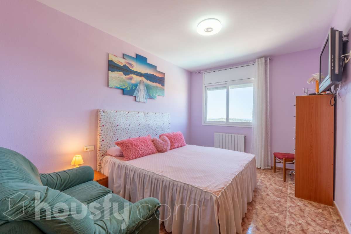 Housfy vende espectacular chalet independiente en Costa Cunit, a tan solo 10 minutos del centro de Cubelles. Una vivienda amplia y versátil, ideal para quienes buscan espacio, privacidad y calidad de vida en un entorno tranquilo, rodeado de naturaleza y con bonitas vistas al mar y a la montaña. La propiedad cuenta con piscina privada y un amplio jardín, creando un entorno perfecto para disfrutar del aire libre y del excelente clima de la zona durante todo el año. La vivienda se distribuye en dos plantas y ofrece múltiples posibilidades de uso. En la planta baja encontramos un amplio salón-comedor con salida directa a la zona de piscina, cocina, una espaciosa suite y varios espacios polivalentes que pueden adaptarse a las necesidades del nuevo propietario, ya sea como despacho, zona de ocio, gimnasio o incluso como espacio independiente para invitados. La primera planta dispone de cuatro habitaciones dobles, todas exteriores, dos baños completos, un amplio y luminoso salón-comedor con acceso a un gran balcón desde el que disfrutar de agradables vistas al mar, además de una cocina independiente. En el exterior, la vivienda ofrece diferentes espacios para disfrutar en cualquier época del año, con terraza, balcón, patio, jardín y piscina. Entre sus equipamientos destacan la calefacción, la chimenea, los armarios empotrados, los suelos de gres, un amplio trastero y un garaje cubierto con capacidad para tres vehículos. Una vivienda con grandes dimensiones, múltiples posibilidades y mucho potencial, situada en una tranquila zona residencial de Cunit, donde podrás disfrutar de la naturaleza y la tranquilidad sin renunciar a la proximidad de todos los servicios de Cubelles y de Cunit. Zona y entorno La Urbanización Costa Cunit es una tranquila zona residencial de ambiente familiar, rodeada de naturaleza y viviendas unifamiliares, que combina privacidad y calidad de vida con buena conexión a servicios y a pocos minutos de las playas de Cunit y Cubelles. Aviso legal El precio de venta no incluye gastos de la compraventa como notaría, registro, impuestos, ni tampoco honorarios de agencia. Esta publicación no es vinculante. Consulta siempre la nota simple con Housfy antes de formalizar la compraventa. Sobre nosotros Housfy es la plataforma integral de servicios inmobiliarios. Nuestra combinación de expertos y tecnología pone al alcance de todo el mundo servicios cómodos, claros y seguros. AICAT número: 7922. Nos encargamos de la gestión y asesoramiento de la compra. ¡Olvídate de todo! Hacemos los trámites por ti. Y, si además necesitas financiación, ponemos a tu disposición un bróker hipotecario para ayudarte a conseguir las mejores condiciones para tu perfil económico. ¿Quieres visitarla? Contacta con Housfy y agenda tu visita sin compromiso. Más información en housfy.com-7