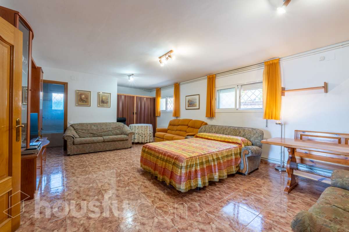 Housfy vende espectacular chalet independiente en Costa Cunit, a tan solo 10 minutos del centro de Cubelles. Una vivienda amplia y versátil, ideal para quienes buscan espacio, privacidad y calidad de vida en un entorno tranquilo, rodeado de naturaleza y con bonitas vistas al mar y a la montaña. La propiedad cuenta con piscina privada y un amplio jardín, creando un entorno perfecto para disfrutar del aire libre y del excelente clima de la zona durante todo el año. La vivienda se distribuye en dos plantas y ofrece múltiples posibilidades de uso. En la planta baja encontramos un amplio salón-comedor con salida directa a la zona de piscina, cocina, una espaciosa suite y varios espacios polivalentes que pueden adaptarse a las necesidades del nuevo propietario, ya sea como despacho, zona de ocio, gimnasio o incluso como espacio independiente para invitados. La primera planta dispone de cuatro habitaciones dobles, todas exteriores, dos baños completos, un amplio y luminoso salón-comedor con acceso a un gran balcón desde el que disfrutar de agradables vistas al mar, además de una cocina independiente. En el exterior, la vivienda ofrece diferentes espacios para disfrutar en cualquier época del año, con terraza, balcón, patio, jardín y piscina. Entre sus equipamientos destacan la calefacción, la chimenea, los armarios empotrados, los suelos de gres, un amplio trastero y un garaje cubierto con capacidad para tres vehículos. Una vivienda con grandes dimensiones, múltiples posibilidades y mucho potencial, situada en una tranquila zona residencial de Cunit, donde podrás disfrutar de la naturaleza y la tranquilidad sin renunciar a la proximidad de todos los servicios de Cubelles y de Cunit. Zona y entorno La Urbanización Costa Cunit es una tranquila zona residencial de ambiente familiar, rodeada de naturaleza y viviendas unifamiliares, que combina privacidad y calidad de vida con buena conexión a servicios y a pocos minutos de las playas de Cunit y Cubelles. Aviso legal El precio de venta no incluye gastos de la compraventa como notaría, registro, impuestos, ni tampoco honorarios de agencia. Esta publicación no es vinculante. Consulta siempre la nota simple con Housfy antes de formalizar la compraventa. Sobre nosotros Housfy es la plataforma integral de servicios inmobiliarios. Nuestra combinación de expertos y tecnología pone al alcance de todo el mundo servicios cómodos, claros y seguros. AICAT número: 7922. Nos encargamos de la gestión y asesoramiento de la compra. ¡Olvídate de todo! Hacemos los trámites por ti. Y, si además necesitas financiación, ponemos a tu disposición un bróker hipotecario para ayudarte a conseguir las mejores condiciones para tu perfil económico. ¿Quieres visitarla? Contacta con Housfy y agenda tu visita sin compromiso. Más información en housfy.com-11