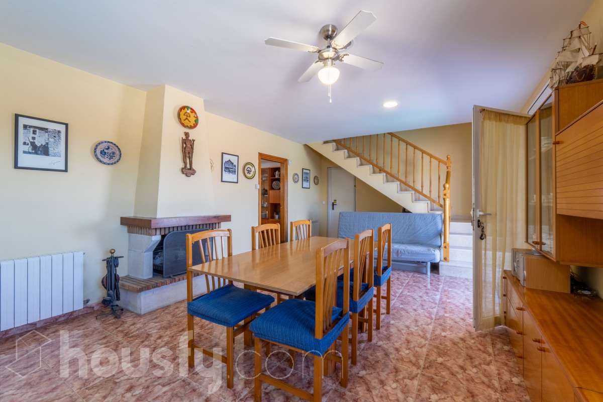 Housfy vende espectacular chalet independiente en Costa Cunit, a tan solo 10 minutos del centro de Cubelles. Una vivienda amplia y versátil, ideal para quienes buscan espacio, privacidad y calidad de vida en un entorno tranquilo, rodeado de naturaleza y con bonitas vistas al mar y a la montaña. La propiedad cuenta con piscina privada y un amplio jardín, creando un entorno perfecto para disfrutar del aire libre y del excelente clima de la zona durante todo el año. La vivienda se distribuye en dos plantas y ofrece múltiples posibilidades de uso. En la planta baja encontramos un amplio salón-comedor con salida directa a la zona de piscina, cocina, una espaciosa suite y varios espacios polivalentes que pueden adaptarse a las necesidades del nuevo propietario, ya sea como despacho, zona de ocio, gimnasio o incluso como espacio independiente para invitados. La primera planta dispone de cuatro habitaciones dobles, todas exteriores, dos baños completos, un amplio y luminoso salón-comedor con acceso a un gran balcón desde el que disfrutar de agradables vistas al mar, además de una cocina independiente. En el exterior, la vivienda ofrece diferentes espacios para disfrutar en cualquier época del año, con terraza, balcón, patio, jardín y piscina. Entre sus equipamientos destacan la calefacción, la chimenea, los armarios empotrados, los suelos de gres, un amplio trastero y un garaje cubierto con capacidad para tres vehículos. Una vivienda con grandes dimensiones, múltiples posibilidades y mucho potencial, situada en una tranquila zona residencial de Cunit, donde podrás disfrutar de la naturaleza y la tranquilidad sin renunciar a la proximidad de todos los servicios de Cubelles y de Cunit. Zona y entorno La Urbanización Costa Cunit es una tranquila zona residencial de ambiente familiar, rodeada de naturaleza y viviendas unifamiliares, que combina privacidad y calidad de vida con buena conexión a servicios y a pocos minutos de las playas de Cunit y Cubelles. Aviso legal El precio de venta no incluye gastos de la compraventa como notaría, registro, impuestos, ni tampoco honorarios de agencia. Esta publicación no es vinculante. Consulta siempre la nota simple con Housfy antes de formalizar la compraventa. Sobre nosotros Housfy es la plataforma integral de servicios inmobiliarios. Nuestra combinación de expertos y tecnología pone al alcance de todo el mundo servicios cómodos, claros y seguros. AICAT número: 7922. Nos encargamos de la gestión y asesoramiento de la compra. ¡Olvídate de todo! Hacemos los trámites por ti. Y, si además necesitas financiación, ponemos a tu disposición un bróker hipotecario para ayudarte a conseguir las mejores condiciones para tu perfil económico. ¿Quieres visitarla? Contacta con Housfy y agenda tu visita sin compromiso. Más información en housfy.com-13