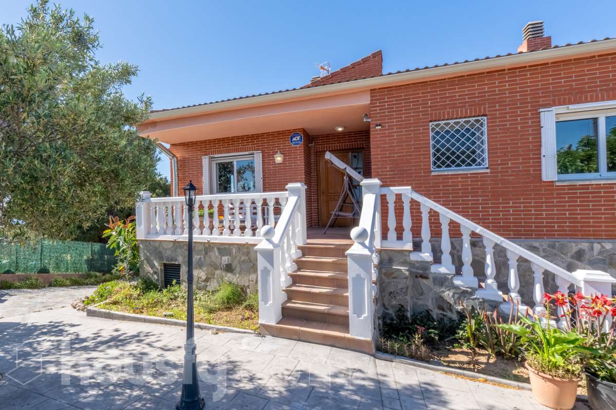 Housfy vende espectacular chalet independiente en Costa Cunit, a tan solo 10 minutos del centro de Cubelles. Una vivienda amplia y versátil, ideal para quienes buscan espacio, privacidad y calidad de vida en un entorno tranquilo, rodeado de naturaleza y con bonitas vistas al mar y a la montaña. La propiedad cuenta con piscina privada y un amplio jardín, creando un entorno perfecto para disfrutar del aire libre y del excelente clima de la zona durante todo el año. La vivienda se distribuye en dos plantas y ofrece múltiples posibilidades de uso. En la planta baja encontramos un amplio salón-comedor con salida directa a la zona de piscina, cocina, una espaciosa suite y varios espacios polivalentes que pueden adaptarse a las necesidades del nuevo propietario, ya sea como despacho, zona de ocio, gimnasio o incluso como espacio independiente para invitados. La primera planta dispone de cuatro habitaciones dobles, todas exteriores, dos baños completos, un amplio y luminoso salón-comedor con acceso a un gran balcón desde el que disfrutar de agradables vistas al mar, además de una cocina independiente. En el exterior, la vivienda ofrece diferentes espacios para disfrutar en cualquier época del año, con terraza, balcón, patio, jardín y piscina. Entre sus equipamientos destacan la calefacción, la chimenea, los armarios empotrados, los suelos de gres, un amplio trastero y un garaje cubierto con capacidad para tres vehículos. Una vivienda con grandes dimensiones, múltiples posibilidades y mucho potencial, situada en una tranquila zona residencial de Cunit, donde podrás disfrutar de la naturaleza y la tranquilidad sin renunciar a la proximidad de todos los servicios de Cubelles y de Cunit. Zona y entorno La Urbanización Costa Cunit es una tranquila zona residencial de ambiente familiar, rodeada de naturaleza y viviendas unifamiliares, que combina privacidad y calidad de vida con buena conexión a servicios y a pocos minutos de las playas de Cunit y Cubelles. Aviso legal El precio de venta no incluye gastos de la compraventa como notaría, registro, impuestos, ni tampoco honorarios de agencia. Esta publicación no es vinculante. Consulta siempre la nota simple con Housfy antes de formalizar la compraventa. Sobre nosotros Housfy es la plataforma integral de servicios inmobiliarios. Nuestra combinación de expertos y tecnología pone al alcance de todo el mundo servicios cómodos, claros y seguros. AICAT número: 7922. Nos encargamos de la gestión y asesoramiento de la compra. ¡Olvídate de todo! Hacemos los trámites por ti. Y, si además necesitas financiación, ponemos a tu disposición un bróker hipotecario para ayudarte a conseguir las mejores condiciones para tu perfil económico. ¿Quieres visitarla? Contacta con Housfy y agenda tu visita sin compromiso. Más información en housfy.com-4
