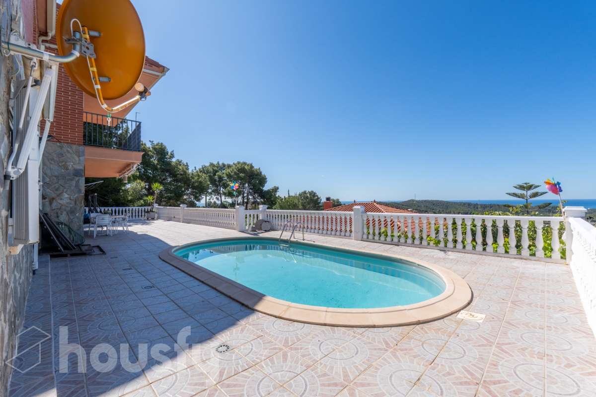 Housfy vende espectacular chalet independiente en Costa Cunit, a tan solo 10 minutos del centro de Cubelles. Una vivienda amplia y versátil, ideal para quienes buscan espacio, privacidad y calidad de vida en un entorno tranquilo, rodeado de naturaleza y con bonitas vistas al mar y a la montaña. La propiedad cuenta con piscina privada y un amplio jardín, creando un entorno perfecto para disfrutar del aire libre y del excelente clima de la zona durante todo el año. La vivienda se distribuye en dos plantas y ofrece múltiples posibilidades de uso. En la planta baja encontramos un amplio salón-comedor con salida directa a la zona de piscina, cocina, una espaciosa suite y varios espacios polivalentes que pueden adaptarse a las necesidades del nuevo propietario, ya sea como despacho, zona de ocio, gimnasio o incluso como espacio independiente para invitados. La primera planta dispone de cuatro habitaciones dobles, todas exteriores, dos baños completos, un amplio y luminoso salón-comedor con acceso a un gran balcón desde el que disfrutar de agradables vistas al mar, además de una cocina independiente. En el exterior, la vivienda ofrece diferentes espacios para disfrutar en cualquier época del año, con terraza, balcón, patio, jardín y piscina. Entre sus equipamientos destacan la calefacción, la chimenea, los armarios empotrados, los suelos de gres, un amplio trastero y un garaje cubierto con capacidad para tres vehículos. Una vivienda con grandes dimensiones, múltiples posibilidades y mucho potencial, situada en una tranquila zona residencial de Cunit, donde podrás disfrutar de la naturaleza y la tranquilidad sin renunciar a la proximidad de todos los servicios de Cubelles y de Cunit. Zona y entorno La Urbanización Costa Cunit es una tranquila zona residencial de ambiente familiar, rodeada de naturaleza y viviendas unifamiliares, que combina privacidad y calidad de vida con buena conexión a servicios y a pocos minutos de las playas de Cunit y Cubelles. Aviso legal El precio de venta no incluye gastos de la compraventa como notaría, registro, impuestos, ni tampoco honorarios de agencia. Esta publicación no es vinculante. Consulta siempre la nota simple con Housfy antes de formalizar la compraventa. Sobre nosotros Housfy es la plataforma integral de servicios inmobiliarios. Nuestra combinación de expertos y tecnología pone al alcance de todo el mundo servicios cómodos, claros y seguros. AICAT número: 7922. Nos encargamos de la gestión y asesoramiento de la compra. ¡Olvídate de todo! Hacemos los trámites por ti. Y, si además necesitas financiación, ponemos a tu disposición un bróker hipotecario para ayudarte a conseguir las mejores condiciones para tu perfil económico. ¿Quieres visitarla? Contacta con Housfy y agenda tu visita sin compromiso. Más información en housfy.com-6