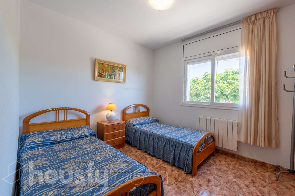 Housfy vende espectacular chalet independiente en Costa Cunit, a tan solo 10 minutos del centro de Cubelles. Una vivienda amplia y versátil, ideal para quienes buscan espacio, privacidad y calidad de vida en un entorno tranquilo, rodeado de naturaleza y con bonitas vistas al mar y a la montaña. La propiedad cuenta con piscina privada y un amplio jardín, creando un entorno perfecto para disfrutar del aire libre y del excelente clima de la zona durante todo el año. La vivienda se distribuye en dos plantas y ofrece múltiples posibilidades de uso. En la planta baja encontramos un amplio salón-comedor con salida directa a la zona de piscina, cocina, una espaciosa suite y varios espacios polivalentes que pueden adaptarse a las necesidades del nuevo propietario, ya sea como despacho, zona de ocio, gimnasio o incluso como espacio independiente para invitados. La primera planta dispone de cuatro habitaciones dobles, todas exteriores, dos baños completos, un amplio y luminoso salón-comedor con acceso a un gran balcón desde el que disfrutar de agradables vistas al mar, además de una cocina independiente. En el exterior, la vivienda ofrece diferentes espacios para disfrutar en cualquier época del año, con terraza, balcón, patio, jardín y piscina. Entre sus equipamientos destacan la calefacción, la chimenea, los armarios empotrados, los suelos de gres, un amplio trastero y un garaje cubierto con capacidad para tres vehículos. Una vivienda con grandes dimensiones, múltiples posibilidades y mucho potencial, situada en una tranquila zona residencial de Cunit, donde podrás disfrutar de la naturaleza y la tranquilidad sin renunciar a la proximidad de todos los servicios de Cubelles y de Cunit. Zona y entorno La Urbanización Costa Cunit es una tranquila zona residencial de ambiente familiar, rodeada de naturaleza y viviendas unifamiliares, que combina privacidad y calidad de vida con buena conexión a servicios y a pocos minutos de las playas de Cunit y Cubelles. Aviso legal El precio de venta no incluye gastos de la compraventa como notaría, registro, impuestos, ni tampoco honorarios de agencia. Esta publicación no es vinculante. Consulta siempre la nota simple con Housfy antes de formalizar la compraventa. Sobre nosotros Housfy es la plataforma integral de servicios inmobiliarios. Nuestra combinación de expertos y tecnología pone al alcance de todo el mundo servicios cómodos, claros y seguros. AICAT número: 7922. Nos encargamos de la gestión y asesoramiento de la compra. ¡Olvídate de todo! Hacemos los trámites por ti. Y, si además necesitas financiación, ponemos a tu disposición un bróker hipotecario para ayudarte a conseguir las mejores condiciones para tu perfil económico. ¿Quieres visitarla? Contacta con Housfy y agenda tu visita sin compromiso. Más información en housfy.com-9