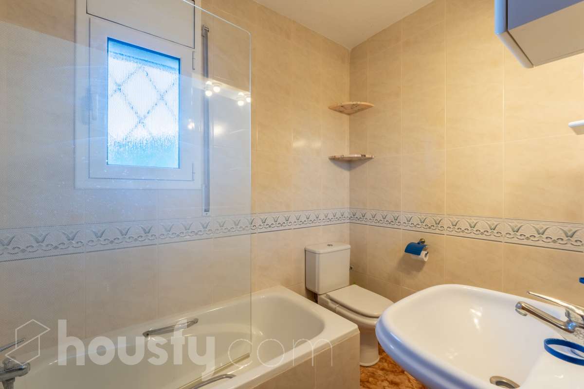 Housfy vende espectacular chalet independiente en Costa Cunit, a tan solo 10 minutos del centro de Cubelles. Una vivienda amplia y versátil, ideal para quienes buscan espacio, privacidad y calidad de vida en un entorno tranquilo, rodeado de naturaleza y con bonitas vistas al mar y a la montaña. La propiedad cuenta con piscina privada y un amplio jardín, creando un entorno perfecto para disfrutar del aire libre y del excelente clima de la zona durante todo el año. La vivienda se distribuye en dos plantas y ofrece múltiples posibilidades de uso. En la planta baja encontramos un amplio salón-comedor con salida directa a la zona de piscina, cocina, una espaciosa suite y varios espacios polivalentes que pueden adaptarse a las necesidades del nuevo propietario, ya sea como despacho, zona de ocio, gimnasio o incluso como espacio independiente para invitados. La primera planta dispone de cuatro habitaciones dobles, todas exteriores, dos baños completos, un amplio y luminoso salón-comedor con acceso a un gran balcón desde el que disfrutar de agradables vistas al mar, además de una cocina independiente. En el exterior, la vivienda ofrece diferentes espacios para disfrutar en cualquier época del año, con terraza, balcón, patio, jardín y piscina. Entre sus equipamientos destacan la calefacción, la chimenea, los armarios empotrados, los suelos de gres, un amplio trastero y un garaje cubierto con capacidad para tres vehículos. Una vivienda con grandes dimensiones, múltiples posibilidades y mucho potencial, situada en una tranquila zona residencial de Cunit, donde podrás disfrutar de la naturaleza y la tranquilidad sin renunciar a la proximidad de todos los servicios de Cubelles y de Cunit. Zona y entorno La Urbanización Costa Cunit es una tranquila zona residencial de ambiente familiar, rodeada de naturaleza y viviendas unifamiliares, que combina privacidad y calidad de vida con buena conexión a servicios y a pocos minutos de las playas de Cunit y Cubelles. Aviso legal El precio de venta no incluye gastos de la compraventa como notaría, registro, impuestos, ni tampoco honorarios de agencia. Esta publicación no es vinculante. Consulta siempre la nota simple con Housfy antes de formalizar la compraventa. Sobre nosotros Housfy es la plataforma integral de servicios inmobiliarios. Nuestra combinación de expertos y tecnología pone al alcance de todo el mundo servicios cómodos, claros y seguros. AICAT número: 7922. Nos encargamos de la gestión y asesoramiento de la compra. ¡Olvídate de todo! Hacemos los trámites por ti. Y, si además necesitas financiación, ponemos a tu disposición un bróker hipotecario para ayudarte a conseguir las mejores condiciones para tu perfil económico. ¿Quieres visitarla? Contacta con Housfy y agenda tu visita sin compromiso. Más información en housfy.com-16