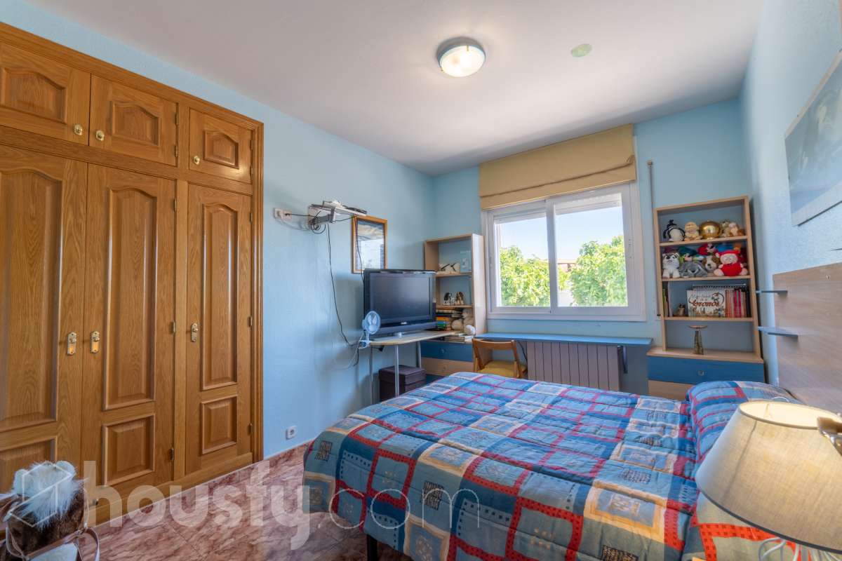 Housfy vende espectacular chalet independiente en Costa Cunit, a tan solo 10 minutos del centro de Cubelles. Una vivienda amplia y versátil, ideal para quienes buscan espacio, privacidad y calidad de vida en un entorno tranquilo, rodeado de naturaleza y con bonitas vistas al mar y a la montaña. La propiedad cuenta con piscina privada y un amplio jardín, creando un entorno perfecto para disfrutar del aire libre y del excelente clima de la zona durante todo el año. La vivienda se distribuye en dos plantas y ofrece múltiples posibilidades de uso. En la planta baja encontramos un amplio salón-comedor con salida directa a la zona de piscina, cocina, una espaciosa suite y varios espacios polivalentes que pueden adaptarse a las necesidades del nuevo propietario, ya sea como despacho, zona de ocio, gimnasio o incluso como espacio independiente para invitados. La primera planta dispone de cuatro habitaciones dobles, todas exteriores, dos baños completos, un amplio y luminoso salón-comedor con acceso a un gran balcón desde el que disfrutar de agradables vistas al mar, además de una cocina independiente. En el exterior, la vivienda ofrece diferentes espacios para disfrutar en cualquier época del año, con terraza, balcón, patio, jardín y piscina. Entre sus equipamientos destacan la calefacción, la chimenea, los armarios empotrados, los suelos de gres, un amplio trastero y un garaje cubierto con capacidad para tres vehículos. Una vivienda con grandes dimensiones, múltiples posibilidades y mucho potencial, situada en una tranquila zona residencial de Cunit, donde podrás disfrutar de la naturaleza y la tranquilidad sin renunciar a la proximidad de todos los servicios de Cubelles y de Cunit. Zona y entorno La Urbanización Costa Cunit es una tranquila zona residencial de ambiente familiar, rodeada de naturaleza y viviendas unifamiliares, que combina privacidad y calidad de vida con buena conexión a servicios y a pocos minutos de las playas de Cunit y Cubelles. Aviso legal El precio de venta no incluye gastos de la compraventa como notaría, registro, impuestos, ni tampoco honorarios de agencia. Esta publicación no es vinculante. Consulta siempre la nota simple con Housfy antes de formalizar la compraventa. Sobre nosotros Housfy es la plataforma integral de servicios inmobiliarios. Nuestra combinación de expertos y tecnología pone al alcance de todo el mundo servicios cómodos, claros y seguros. AICAT número: 7922. Nos encargamos de la gestión y asesoramiento de la compra. ¡Olvídate de todo! Hacemos los trámites por ti. Y, si además necesitas financiación, ponemos a tu disposición un bróker hipotecario para ayudarte a conseguir las mejores condiciones para tu perfil económico. ¿Quieres visitarla? Contacta con Housfy y agenda tu visita sin compromiso. Más información en housfy.com-10