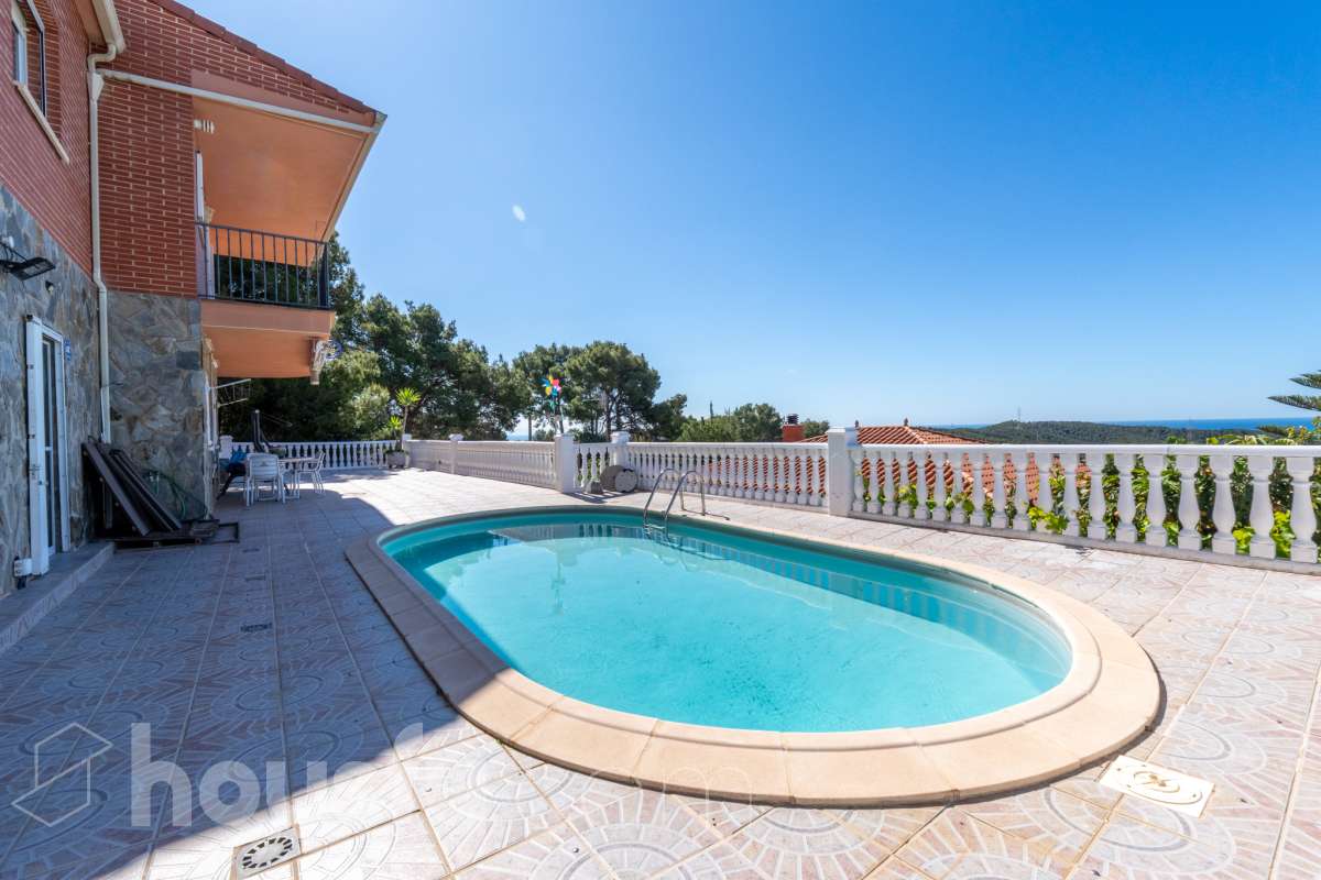 Housfy vende espectacular chalet independiente en Costa Cunit, a tan solo 10 minutos del centro de Cubelles. Una vivienda amplia y versátil, ideal para quienes buscan espacio, privacidad y calidad de vida en un entorno tranquilo, rodeado de naturaleza y con bonitas vistas al mar y a la montaña. La propiedad cuenta con piscina privada y un amplio jardín, creando un entorno perfecto para disfrutar del aire libre y del excelente clima de la zona durante todo el año. La vivienda se distribuye en dos plantas y ofrece múltiples posibilidades de uso. En la planta baja encontramos un amplio salón-comedor con salida directa a la zona de piscina, cocina, una espaciosa suite y varios espacios polivalentes que pueden adaptarse a las necesidades del nuevo propietario, ya sea como despacho, zona de ocio, gimnasio o incluso como espacio independiente para invitados. La primera planta dispone de cuatro habitaciones dobles, todas exteriores, dos baños completos, un amplio y luminoso salón-comedor con acceso a un gran balcón desde el que disfrutar de agradables vistas al mar, además de una cocina independiente. En el exterior, la vivienda ofrece diferentes espacios para disfrutar en cualquier época del año, con terraza, balcón, patio, jardín y piscina. Entre sus equipamientos destacan la calefacción, la chimenea, los armarios empotrados, los suelos de gres, un amplio trastero y un garaje cubierto con capacidad para tres vehículos. Una vivienda con grandes dimensiones, múltiples posibilidades y mucho potencial, situada en una tranquila zona residencial de Cunit, donde podrás disfrutar de la naturaleza y la tranquilidad sin renunciar a la proximidad de todos los servicios de Cubelles y de Cunit. Zona y entorno La Urbanización Costa Cunit es una tranquila zona residencial de ambiente familiar, rodeada de naturaleza y viviendas unifamiliares, que combina privacidad y calidad de vida con buena conexión a servicios y a pocos minutos de las playas de Cunit y Cubelles. Aviso legal El precio de venta no incluye gastos de la compraventa como notaría, registro, impuestos, ni tampoco honorarios de agencia. Esta publicación no es vinculante. Consulta siempre la nota simple con Housfy antes de formalizar la compraventa. Sobre nosotros Housfy es la plataforma integral de servicios inmobiliarios. Nuestra combinación de expertos y tecnología pone al alcance de todo el mundo servicios cómodos, claros y seguros. AICAT número: 7922. Nos encargamos de la gestión y asesoramiento de la compra. ¡Olvídate de todo! Hacemos los trámites por ti. Y, si además necesitas financiación, ponemos a tu disposición un bróker hipotecario para ayudarte a conseguir las mejores condiciones para tu perfil económico. ¿Quieres visitarla? Contacta con Housfy y agenda tu visita sin compromiso. Más información en housfy.com-3