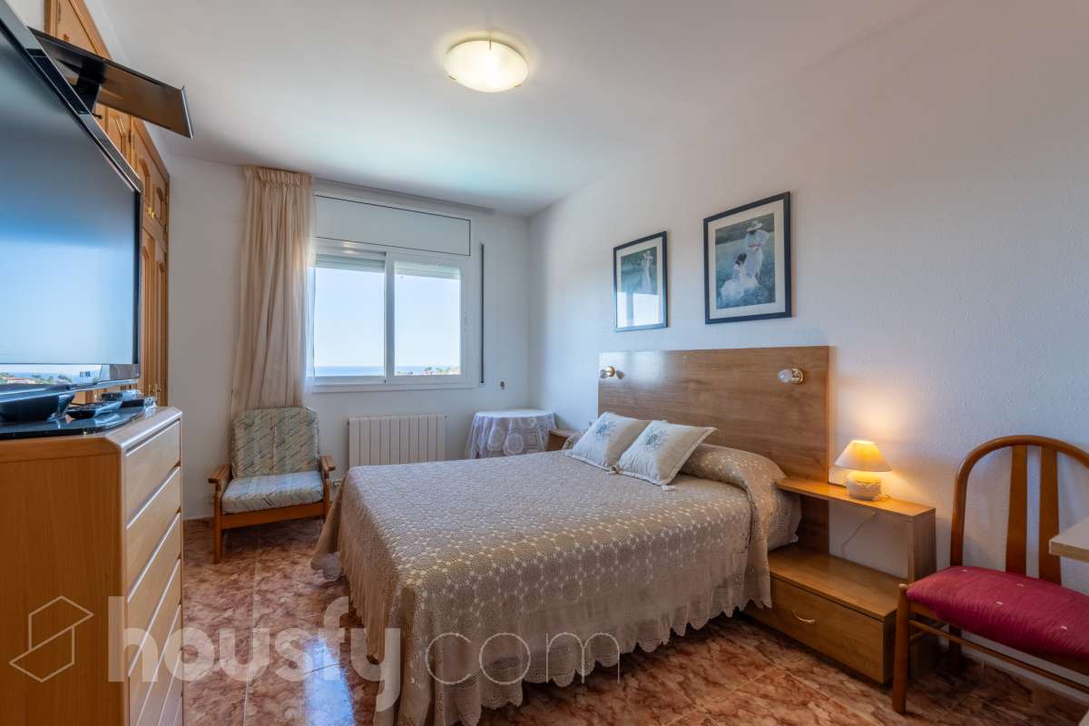 Housfy vende espectacular chalet independiente en Costa Cunit, a tan solo 10 minutos del centro de Cubelles. Una vivienda amplia y versátil, ideal para quienes buscan espacio, privacidad y calidad de vida en un entorno tranquilo, rodeado de naturaleza y con bonitas vistas al mar y a la montaña. La propiedad cuenta con piscina privada y un amplio jardín, creando un entorno perfecto para disfrutar del aire libre y del excelente clima de la zona durante todo el año. La vivienda se distribuye en dos plantas y ofrece múltiples posibilidades de uso. En la planta baja encontramos un amplio salón-comedor con salida directa a la zona de piscina, cocina, una espaciosa suite y varios espacios polivalentes que pueden adaptarse a las necesidades del nuevo propietario, ya sea como despacho, zona de ocio, gimnasio o incluso como espacio independiente para invitados. La primera planta dispone de cuatro habitaciones dobles, todas exteriores, dos baños completos, un amplio y luminoso salón-comedor con acceso a un gran balcón desde el que disfrutar de agradables vistas al mar, además de una cocina independiente. En el exterior, la vivienda ofrece diferentes espacios para disfrutar en cualquier época del año, con terraza, balcón, patio, jardín y piscina. Entre sus equipamientos destacan la calefacción, la chimenea, los armarios empotrados, los suelos de gres, un amplio trastero y un garaje cubierto con capacidad para tres vehículos. Una vivienda con grandes dimensiones, múltiples posibilidades y mucho potencial, situada en una tranquila zona residencial de Cunit, donde podrás disfrutar de la naturaleza y la tranquilidad sin renunciar a la proximidad de todos los servicios de Cubelles y de Cunit. Zona y entorno La Urbanización Costa Cunit es una tranquila zona residencial de ambiente familiar, rodeada de naturaleza y viviendas unifamiliares, que combina privacidad y calidad de vida con buena conexión a servicios y a pocos minutos de las playas de Cunit y Cubelles. Aviso legal El precio de venta no incluye gastos de la compraventa como notaría, registro, impuestos, ni tampoco honorarios de agencia. Esta publicación no es vinculante. Consulta siempre la nota simple con Housfy antes de formalizar la compraventa. Sobre nosotros Housfy es la plataforma integral de servicios inmobiliarios. Nuestra combinación de expertos y tecnología pone al alcance de todo el mundo servicios cómodos, claros y seguros. AICAT número: 7922. Nos encargamos de la gestión y asesoramiento de la compra. ¡Olvídate de todo! Hacemos los trámites por ti. Y, si además necesitas financiación, ponemos a tu disposición un bróker hipotecario para ayudarte a conseguir las mejores condiciones para tu perfil económico. ¿Quieres visitarla? Contacta con Housfy y agenda tu visita sin compromiso. Más información en housfy.com-8
