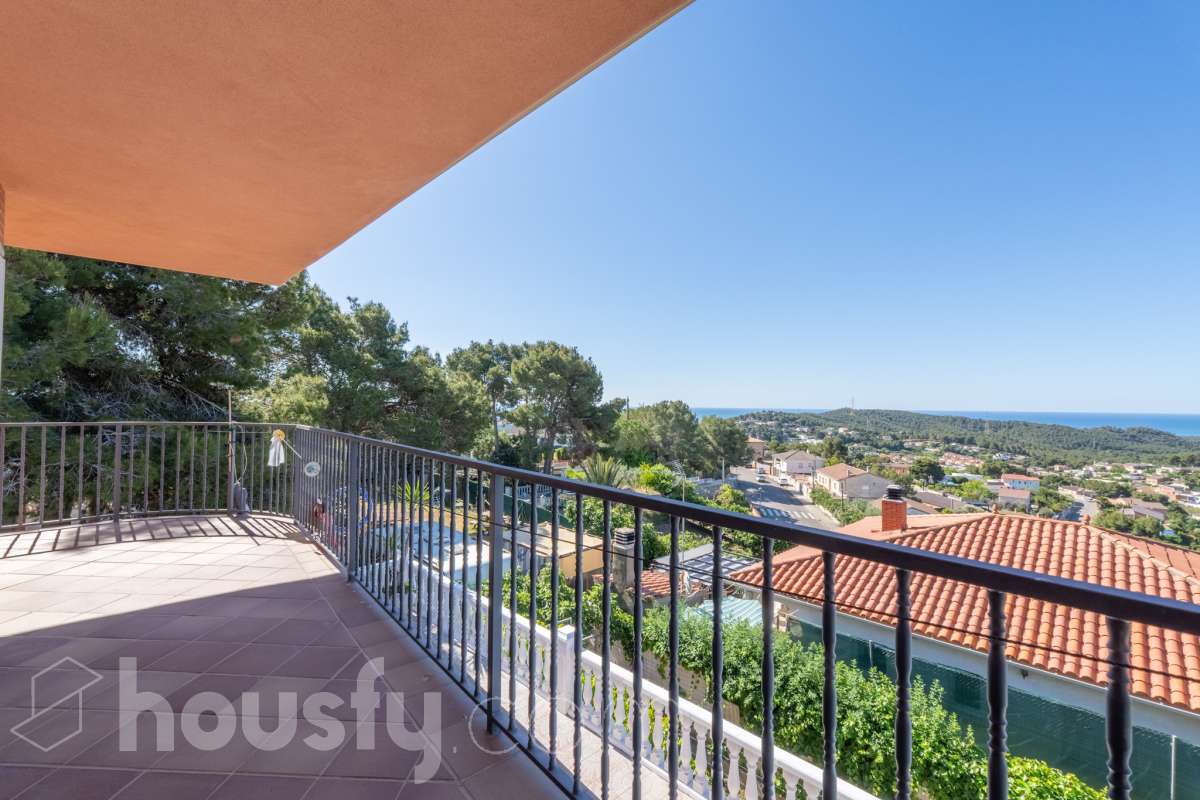 Housfy vende espectacular chalet independiente en Costa Cunit, a tan solo 10 minutos del centro de Cubelles. Una vivienda amplia y versátil, ideal para quienes buscan espacio, privacidad y calidad de vida en un entorno tranquilo, rodeado de naturaleza y con bonitas vistas al mar y a la montaña. La propiedad cuenta con piscina privada y un amplio jardín, creando un entorno perfecto para disfrutar del aire libre y del excelente clima de la zona durante todo el año. La vivienda se distribuye en dos plantas y ofrece múltiples posibilidades de uso. En la planta baja encontramos un amplio salón-comedor con salida directa a la zona de piscina, cocina, una espaciosa suite y varios espacios polivalentes que pueden adaptarse a las necesidades del nuevo propietario, ya sea como despacho, zona de ocio, gimnasio o incluso como espacio independiente para invitados. La primera planta dispone de cuatro habitaciones dobles, todas exteriores, dos baños completos, un amplio y luminoso salón-comedor con acceso a un gran balcón desde el que disfrutar de agradables vistas al mar, además de una cocina independiente. En el exterior, la vivienda ofrece diferentes espacios para disfrutar en cualquier época del año, con terraza, balcón, patio, jardín y piscina. Entre sus equipamientos destacan la calefacción, la chimenea, los armarios empotrados, los suelos de gres, un amplio trastero y un garaje cubierto con capacidad para tres vehículos. Una vivienda con grandes dimensiones, múltiples posibilidades y mucho potencial, situada en una tranquila zona residencial de Cunit, donde podrás disfrutar de la naturaleza y la tranquilidad sin renunciar a la proximidad de todos los servicios de Cubelles y de Cunit. Zona y entorno La Urbanización Costa Cunit es una tranquila zona residencial de ambiente familiar, rodeada de naturaleza y viviendas unifamiliares, que combina privacidad y calidad de vida con buena conexión a servicios y a pocos minutos de las playas de Cunit y Cubelles. Aviso legal El precio de venta no incluye gastos de la compraventa como notaría, registro, impuestos, ni tampoco honorarios de agencia. Esta publicación no es vinculante. Consulta siempre la nota simple con Housfy antes de formalizar la compraventa. Sobre nosotros Housfy es la plataforma integral de servicios inmobiliarios. Nuestra combinación de expertos y tecnología pone al alcance de todo el mundo servicios cómodos, claros y seguros. AICAT número: 7922. Nos encargamos de la gestión y asesoramiento de la compra. ¡Olvídate de todo! Hacemos los trámites por ti. Y, si además necesitas financiación, ponemos a tu disposición un bróker hipotecario para ayudarte a conseguir las mejores condiciones para tu perfil económico. ¿Quieres visitarla? Contacta con Housfy y agenda tu visita sin compromiso. Más información en housfy.com-5