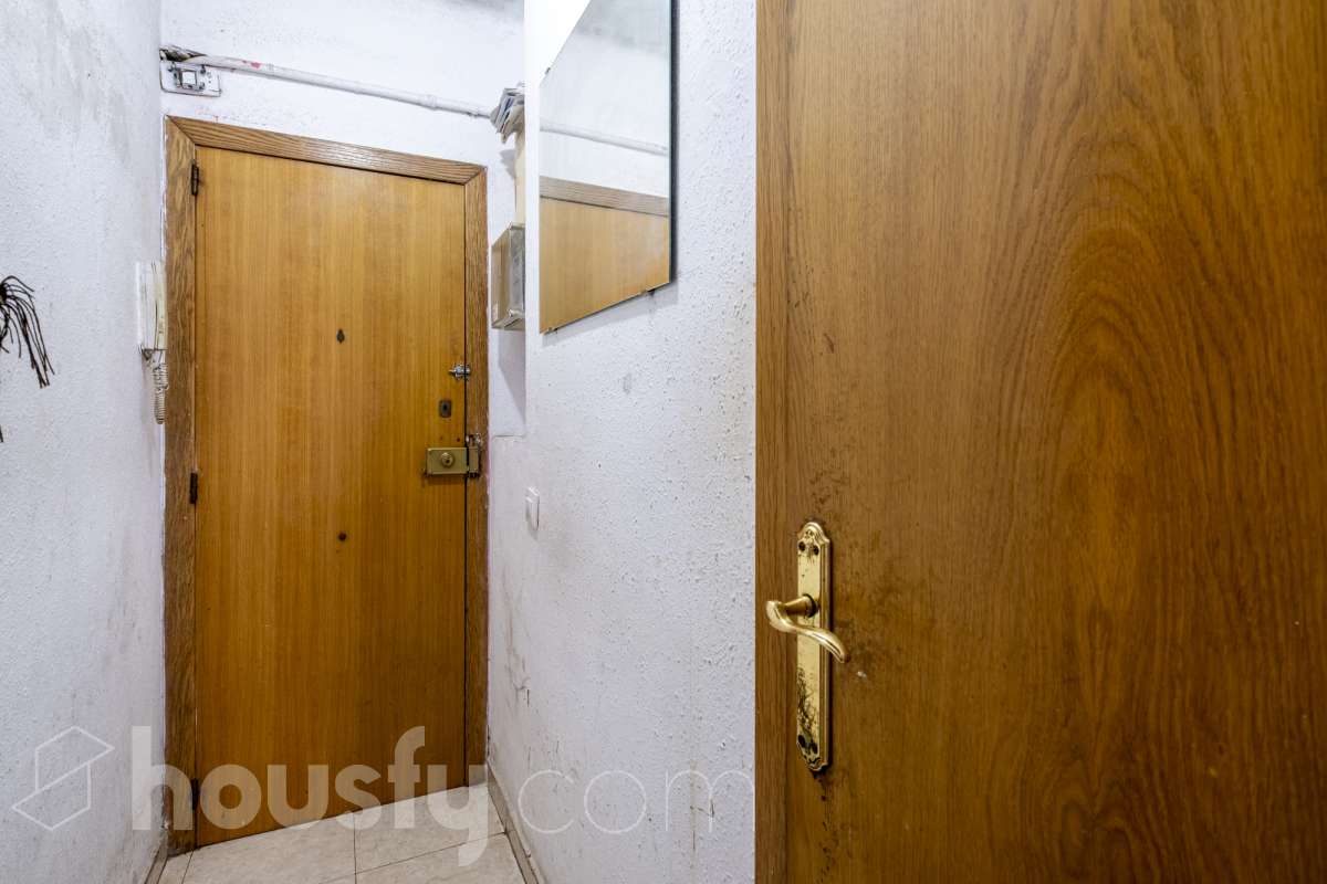 ALQUILADO. SOLO INVERSORES. Housfy vende 🏡 acogedor piso ubicado en L'Hospitalet de Llobregat, tu nuevo hogar te espera en el corazón de L'Hospitalet! Un piso lleno de posibilidades , donde la comodidad de tenerlo todo a un paso se une a la calidez del hogar que siempre has soñado. Contrato de alquiler: Se subroga al comprador conforme a la LAU. Inquilinos con excelente cumplimiento. Información contractual ampliada en privado. Datos de inversión: Renta: 610,37 €/mes (7.324,44 €/año) Rentabilidad bruta: 6,719 % Inversión estable con contrato vigente e inquilinos cumplidores. LA VIVIENDA ESTA ALQUILADA HASTA EL 13 DE MAYO DE 2027. La vivienda dispone de 32 m2 útiles (verificados con la Dirección General de Catastro). Construido en el año: 1972. Distribución de estancias -Salón-comedor -2 Dormitorios -1 Baño -Cocina equipada Características específicas -Cédula de habitabilidad Zona y entorno Respecto a la ubicación, se sitúa en L'Hospitalet de Llobregat, municipio de Barcelona. Esta propiedad se encuentra cerca de transporte público, colegios, supermercados y farmacias. Metro L1 (Línea Roja - Estación Pubilla Cases o Florida): Te deja directamente en Plaza España, Plaza Catalunya o Arc de Triomf sin hacer ningún transbordo. Metro L5 (Línea Azul - Estación Ernest Lluch o Pubilla Cases): Perfecta para ir a la zona alta de Barcelona, Sants Estació, Diagonal o la Sagrada Família. Trambaix (Tranvía - Parada Ernest Lluch o Can Rigal): Te conecta directamente con la Avenida Diagonal de Barcelona (zona universitaria y centros comerciales). Este anuncio contiene imágenes ilustrativas, con el objetivo de mostrar el potencial de la propiedad, y pueden diferir del resultado final. Aviso legal El precio de venta no incluye gastos de la compraventa como notaría, registro, impuestos, ni tampoco honorarios agencia. Esta publicación no es vinculante. Consulta siempre la nota simple con Housfy antes de formalizar la compraventa. Sobre nosotros Housfy es la plataforma integral de servicios inmobiliarios. Nuestra combinación de expertos y tecnología pone al alcance de todo el mundo servicios cómodos, claros y seguros. AICAT número: 7922. Nos encargamos de la gestión y asesoramiento de la compra. ¡Olvídate de todo! Hacemos los trámites por ti. Y, si además necesitas financiación, ponemos a tu disposición un bróker hipotecario para ayudarte a conseguir las mejores condiciones para tu perfil económico. ¿Quieres visitarla? Contacta con Housfy y agenda tu visita sin compromiso. Más información en: housfy.com En cumplimiento de la Ley 8/2026 en Cataluña, el certificado de presencia o ausencia de amianto se encuentra en proceso de tramitación.-11