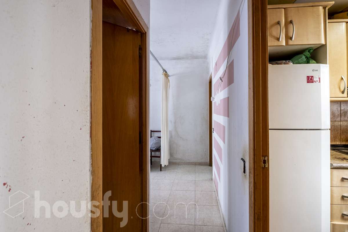 ALQUILADO. SOLO INVERSORES. Housfy vende 🏡 acogedor piso ubicado en L'Hospitalet de Llobregat, tu nuevo hogar te espera en el corazón de L'Hospitalet! Un piso lleno de posibilidades , donde la comodidad de tenerlo todo a un paso se une a la calidez del hogar que siempre has soñado. Contrato de alquiler: Se subroga al comprador conforme a la LAU. Inquilinos con excelente cumplimiento. Información contractual ampliada en privado. Datos de inversión: Renta: 610,37 €/mes (7.324,44 €/año) Rentabilidad bruta: 6,719 % Inversión estable con contrato vigente e inquilinos cumplidores. LA VIVIENDA ESTA ALQUILADA HASTA EL 13 DE MAYO DE 2027. La vivienda dispone de 32 m2 útiles (verificados con la Dirección General de Catastro). Construido en el año: 1972. Distribución de estancias -Salón-comedor -2 Dormitorios -1 Baño -Cocina equipada Características específicas -Cédula de habitabilidad Zona y entorno Respecto a la ubicación, se sitúa en L'Hospitalet de Llobregat, municipio de Barcelona. Esta propiedad se encuentra cerca de transporte público, colegios, supermercados y farmacias. Metro L1 (Línea Roja - Estación Pubilla Cases o Florida): Te deja directamente en Plaza España, Plaza Catalunya o Arc de Triomf sin hacer ningún transbordo. Metro L5 (Línea Azul - Estación Ernest Lluch o Pubilla Cases): Perfecta para ir a la zona alta de Barcelona, Sants Estació, Diagonal o la Sagrada Família. Trambaix (Tranvía - Parada Ernest Lluch o Can Rigal): Te conecta directamente con la Avenida Diagonal de Barcelona (zona universitaria y centros comerciales). Este anuncio contiene imágenes ilustrativas, con el objetivo de mostrar el potencial de la propiedad, y pueden diferir del resultado final. Aviso legal El precio de venta no incluye gastos de la compraventa como notaría, registro, impuestos, ni tampoco honorarios agencia. Esta publicación no es vinculante. Consulta siempre la nota simple con Housfy antes de formalizar la compraventa. Sobre nosotros Housfy es la plataforma integral de servicios inmobiliarios. Nuestra combinación de expertos y tecnología pone al alcance de todo el mundo servicios cómodos, claros y seguros. AICAT número: 7922. Nos encargamos de la gestión y asesoramiento de la compra. ¡Olvídate de todo! Hacemos los trámites por ti. Y, si además necesitas financiación, ponemos a tu disposición un bróker hipotecario para ayudarte a conseguir las mejores condiciones para tu perfil económico. ¿Quieres visitarla? Contacta con Housfy y agenda tu visita sin compromiso. Más información en: housfy.com En cumplimiento de la Ley 8/2026 en Cataluña, el certificado de presencia o ausencia de amianto se encuentra en proceso de tramitación.-13