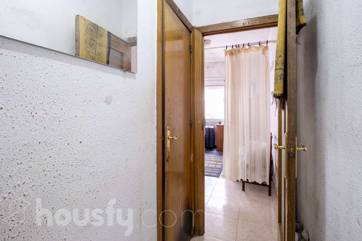 ALQUILADO. SOLO INVERSORES. Housfy vende 🏡 acogedor piso ubicado en L'Hospitalet de Llobregat, tu nuevo hogar te espera en el corazón de L'Hospitalet! Un piso lleno de posibilidades , donde la comodidad de tenerlo todo a un paso se une a la calidez del hogar que siempre has soñado. Contrato de alquiler: Se subroga al comprador conforme a la LAU. Inquilinos con excelente cumplimiento. Información contractual ampliada en privado. Datos de inversión: Renta: 610,37 €/mes (7.324,44 €/año) Rentabilidad bruta: 6,719 % Inversión estable con contrato vigente e inquilinos cumplidores. LA VIVIENDA ESTA ALQUILADA HASTA EL 13 DE MAYO DE 2027. La vivienda dispone de 32 m2 útiles (verificados con la Dirección General de Catastro). Construido en el año: 1972. Distribución de estancias -Salón-comedor -2 Dormitorios -1 Baño -Cocina equipada Características específicas -Cédula de habitabilidad Zona y entorno Respecto a la ubicación, se sitúa en L'Hospitalet de Llobregat, municipio de Barcelona. Esta propiedad se encuentra cerca de transporte público, colegios, supermercados y farmacias. Metro L1 (Línea Roja - Estación Pubilla Cases o Florida): Te deja directamente en Plaza España, Plaza Catalunya o Arc de Triomf sin hacer ningún transbordo. Metro L5 (Línea Azul - Estación Ernest Lluch o Pubilla Cases): Perfecta para ir a la zona alta de Barcelona, Sants Estació, Diagonal o la Sagrada Família. Trambaix (Tranvía - Parada Ernest Lluch o Can Rigal): Te conecta directamente con la Avenida Diagonal de Barcelona (zona universitaria y centros comerciales). Este anuncio contiene imágenes ilustrativas, con el objetivo de mostrar el potencial de la propiedad, y pueden diferir del resultado final. Aviso legal El precio de venta no incluye gastos de la compraventa como notaría, registro, impuestos, ni tampoco honorarios agencia. Esta publicación no es vinculante. Consulta siempre la nota simple con Housfy antes de formalizar la compraventa. Sobre nosotros Housfy es la plataforma integral de servicios inmobiliarios. Nuestra combinación de expertos y tecnología pone al alcance de todo el mundo servicios cómodos, claros y seguros. AICAT número: 7922. Nos encargamos de la gestión y asesoramiento de la compra. ¡Olvídate de todo! Hacemos los trámites por ti. Y, si además necesitas financiación, ponemos a tu disposición un bróker hipotecario para ayudarte a conseguir las mejores condiciones para tu perfil económico. ¿Quieres visitarla? Contacta con Housfy y agenda tu visita sin compromiso. Más información en: housfy.com En cumplimiento de la Ley 8/2026 en Cataluña, el certificado de presencia o ausencia de amianto se encuentra en proceso de tramitación.-14