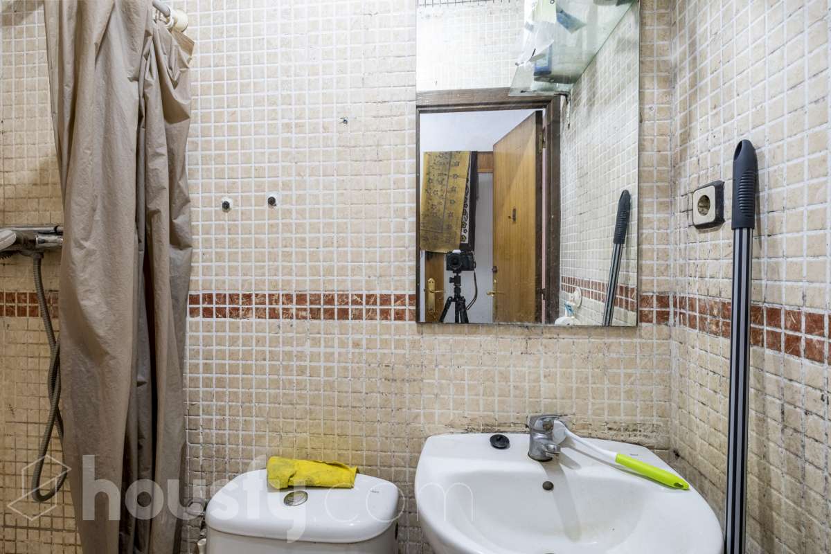 ALQUILADO. SOLO INVERSORES. Housfy vende 🏡 acogedor piso ubicado en L'Hospitalet de Llobregat, tu nuevo hogar te espera en el corazón de L'Hospitalet! Un piso lleno de posibilidades , donde la comodidad de tenerlo todo a un paso se une a la calidez del hogar que siempre has soñado. Contrato de alquiler: Se subroga al comprador conforme a la LAU. Inquilinos con excelente cumplimiento. Información contractual ampliada en privado. Datos de inversión: Renta: 610,37 €/mes (7.324,44 €/año) Rentabilidad bruta: 6,719 % Inversión estable con contrato vigente e inquilinos cumplidores. LA VIVIENDA ESTA ALQUILADA HASTA EL 13 DE MAYO DE 2027. La vivienda dispone de 32 m2 útiles (verificados con la Dirección General de Catastro). Construido en el año: 1972. Distribución de estancias -Salón-comedor -2 Dormitorios -1 Baño -Cocina equipada Características específicas -Cédula de habitabilidad Zona y entorno Respecto a la ubicación, se sitúa en L'Hospitalet de Llobregat, municipio de Barcelona. Esta propiedad se encuentra cerca de transporte público, colegios, supermercados y farmacias. Metro L1 (Línea Roja - Estación Pubilla Cases o Florida): Te deja directamente en Plaza España, Plaza Catalunya o Arc de Triomf sin hacer ningún transbordo. Metro L5 (Línea Azul - Estación Ernest Lluch o Pubilla Cases): Perfecta para ir a la zona alta de Barcelona, Sants Estació, Diagonal o la Sagrada Família. Trambaix (Tranvía - Parada Ernest Lluch o Can Rigal): Te conecta directamente con la Avenida Diagonal de Barcelona (zona universitaria y centros comerciales). Este anuncio contiene imágenes ilustrativas, con el objetivo de mostrar el potencial de la propiedad, y pueden diferir del resultado final. Aviso legal El precio de venta no incluye gastos de la compraventa como notaría, registro, impuestos, ni tampoco honorarios agencia. Esta publicación no es vinculante. Consulta siempre la nota simple con Housfy antes de formalizar la compraventa. Sobre nosotros Housfy es la plataforma integral de servicios inmobiliarios. Nuestra combinación de expertos y tecnología pone al alcance de todo el mundo servicios cómodos, claros y seguros. AICAT número: 7922. Nos encargamos de la gestión y asesoramiento de la compra. ¡Olvídate de todo! Hacemos los trámites por ti. Y, si además necesitas financiación, ponemos a tu disposición un bróker hipotecario para ayudarte a conseguir las mejores condiciones para tu perfil económico. ¿Quieres visitarla? Contacta con Housfy y agenda tu visita sin compromiso. Más información en: housfy.com En cumplimiento de la Ley 8/2026 en Cataluña, el certificado de presencia o ausencia de amianto se encuentra en proceso de tramitación.-10