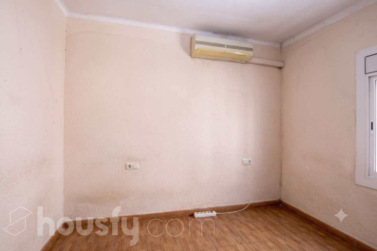 ALQUILADO. SOLO INVERSORES. Housfy vende 🏡 acogedor piso ubicado en L'Hospitalet de Llobregat, tu nuevo hogar te espera en el corazón de L'Hospitalet! Un piso lleno de posibilidades , donde la comodidad de tenerlo todo a un paso se une a la calidez del hogar que siempre has soñado. Contrato de alquiler: Se subroga al comprador conforme a la LAU. Inquilinos con excelente cumplimiento. Información contractual ampliada en privado. Datos de inversión: Renta: 610,37 €/mes (7.324,44 €/año) Rentabilidad bruta: 6,719 % Inversión estable con contrato vigente e inquilinos cumplidores. LA VIVIENDA ESTA ALQUILADA HASTA EL 13 DE MAYO DE 2027. La vivienda dispone de 32 m2 útiles (verificados con la Dirección General de Catastro). Construido en el año: 1972. Distribución de estancias -Salón-comedor -2 Dormitorios -1 Baño -Cocina equipada Características específicas -Cédula de habitabilidad Zona y entorno Respecto a la ubicación, se sitúa en L'Hospitalet de Llobregat, municipio de Barcelona. Esta propiedad se encuentra cerca de transporte público, colegios, supermercados y farmacias. Metro L1 (Línea Roja - Estación Pubilla Cases o Florida): Te deja directamente en Plaza España, Plaza Catalunya o Arc de Triomf sin hacer ningún transbordo. Metro L5 (Línea Azul - Estación Ernest Lluch o Pubilla Cases): Perfecta para ir a la zona alta de Barcelona, Sants Estació, Diagonal o la Sagrada Família. Trambaix (Tranvía - Parada Ernest Lluch o Can Rigal): Te conecta directamente con la Avenida Diagonal de Barcelona (zona universitaria y centros comerciales). Este anuncio contiene imágenes ilustrativas, con el objetivo de mostrar el potencial de la propiedad, y pueden diferir del resultado final. Aviso legal El precio de venta no incluye gastos de la compraventa como notaría, registro, impuestos, ni tampoco honorarios agencia. Esta publicación no es vinculante. Consulta siempre la nota simple con Housfy antes de formalizar la compraventa. Sobre nosotros Housfy es la plataforma integral de servicios inmobiliarios. Nuestra combinación de expertos y tecnología pone al alcance de todo el mundo servicios cómodos, claros y seguros. AICAT número: 7922. Nos encargamos de la gestión y asesoramiento de la compra. ¡Olvídate de todo! Hacemos los trámites por ti. Y, si además necesitas financiación, ponemos a tu disposición un bróker hipotecario para ayudarte a conseguir las mejores condiciones para tu perfil económico. ¿Quieres visitarla? Contacta con Housfy y agenda tu visita sin compromiso. Más información en: housfy.com En cumplimiento de la Ley 8/2026 en Cataluña, el certificado de presencia o ausencia de amianto se encuentra en proceso de tramitación.-6