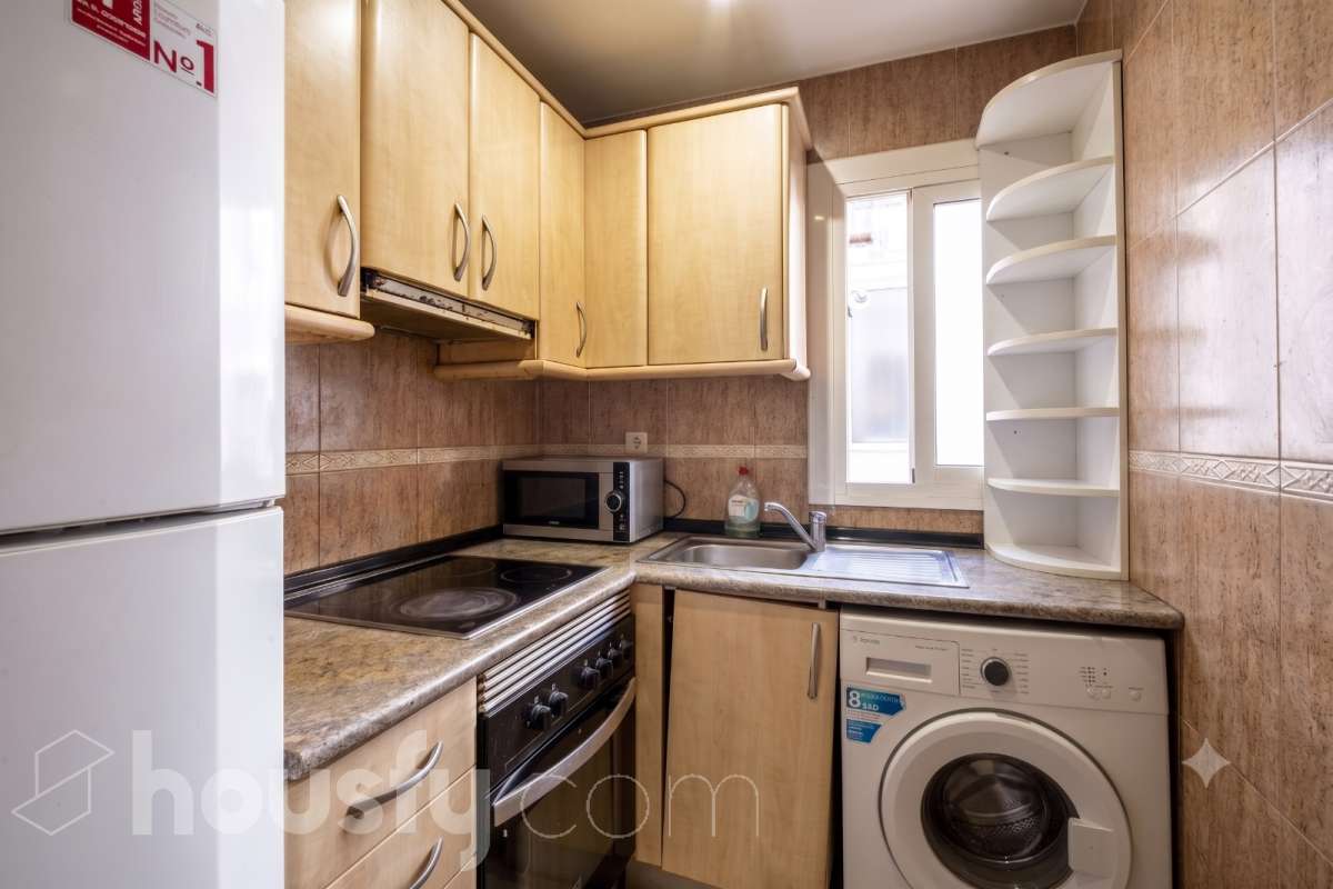 ALQUILADO. SOLO INVERSORES. Housfy vende 🏡 acogedor piso ubicado en L'Hospitalet de Llobregat, tu nuevo hogar te espera en el corazón de L'Hospitalet! Un piso lleno de posibilidades , donde la comodidad de tenerlo todo a un paso se une a la calidez del hogar que siempre has soñado. Contrato de alquiler: Se subroga al comprador conforme a la LAU. Inquilinos con excelente cumplimiento. Información contractual ampliada en privado. Datos de inversión: Renta: 610,37 €/mes (7.324,44 €/año) Rentabilidad bruta: 6,719 % Inversión estable con contrato vigente e inquilinos cumplidores. LA VIVIENDA ESTA ALQUILADA HASTA EL 13 DE MAYO DE 2027. La vivienda dispone de 32 m2 útiles (verificados con la Dirección General de Catastro). Construido en el año: 1972. Distribución de estancias -Salón-comedor -2 Dormitorios -1 Baño -Cocina equipada Características específicas -Cédula de habitabilidad Zona y entorno Respecto a la ubicación, se sitúa en L'Hospitalet de Llobregat, municipio de Barcelona. Esta propiedad se encuentra cerca de transporte público, colegios, supermercados y farmacias. Metro L1 (Línea Roja - Estación Pubilla Cases o Florida): Te deja directamente en Plaza España, Plaza Catalunya o Arc de Triomf sin hacer ningún transbordo. Metro L5 (Línea Azul - Estación Ernest Lluch o Pubilla Cases): Perfecta para ir a la zona alta de Barcelona, Sants Estació, Diagonal o la Sagrada Família. Trambaix (Tranvía - Parada Ernest Lluch o Can Rigal): Te conecta directamente con la Avenida Diagonal de Barcelona (zona universitaria y centros comerciales). Este anuncio contiene imágenes ilustrativas, con el objetivo de mostrar el potencial de la propiedad, y pueden diferir del resultado final. Aviso legal El precio de venta no incluye gastos de la compraventa como notaría, registro, impuestos, ni tampoco honorarios agencia. Esta publicación no es vinculante. Consulta siempre la nota simple con Housfy antes de formalizar la compraventa. Sobre nosotros Housfy es la plataforma integral de servicios inmobiliarios. Nuestra combinación de expertos y tecnología pone al alcance de todo el mundo servicios cómodos, claros y seguros. AICAT número: 7922. Nos encargamos de la gestión y asesoramiento de la compra. ¡Olvídate de todo! Hacemos los trámites por ti. Y, si además necesitas financiación, ponemos a tu disposición un bróker hipotecario para ayudarte a conseguir las mejores condiciones para tu perfil económico. ¿Quieres visitarla? Contacta con Housfy y agenda tu visita sin compromiso. Más información en: housfy.com En cumplimiento de la Ley 8/2026 en Cataluña, el certificado de presencia o ausencia de amianto se encuentra en proceso de tramitación.-8