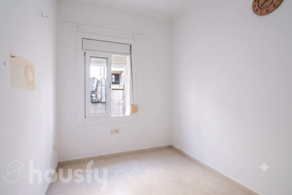 ALQUILADO. SOLO INVERSORES. Housfy vende 🏡 acogedor piso ubicado en L'Hospitalet de Llobregat, tu nuevo hogar te espera en el corazón de L'Hospitalet! Un piso lleno de posibilidades , donde la comodidad de tenerlo todo a un paso se une a la calidez del hogar que siempre has soñado. Contrato de alquiler: Se subroga al comprador conforme a la LAU. Inquilinos con excelente cumplimiento. Información contractual ampliada en privado. Datos de inversión: Renta: 610,37 €/mes (7.324,44 €/año) Rentabilidad bruta: 6,719 % Inversión estable con contrato vigente e inquilinos cumplidores. LA VIVIENDA ESTA ALQUILADA HASTA EL 13 DE MAYO DE 2027. La vivienda dispone de 32 m2 útiles (verificados con la Dirección General de Catastro). Construido en el año: 1972. Distribución de estancias -Salón-comedor -2 Dormitorios -1 Baño -Cocina equipada Características específicas -Cédula de habitabilidad Zona y entorno Respecto a la ubicación, se sitúa en L'Hospitalet de Llobregat, municipio de Barcelona. Esta propiedad se encuentra cerca de transporte público, colegios, supermercados y farmacias. Metro L1 (Línea Roja - Estación Pubilla Cases o Florida): Te deja directamente en Plaza España, Plaza Catalunya o Arc de Triomf sin hacer ningún transbordo. Metro L5 (Línea Azul - Estación Ernest Lluch o Pubilla Cases): Perfecta para ir a la zona alta de Barcelona, Sants Estació, Diagonal o la Sagrada Família. Trambaix (Tranvía - Parada Ernest Lluch o Can Rigal): Te conecta directamente con la Avenida Diagonal de Barcelona (zona universitaria y centros comerciales). Este anuncio contiene imágenes ilustrativas, con el objetivo de mostrar el potencial de la propiedad, y pueden diferir del resultado final. Aviso legal El precio de venta no incluye gastos de la compraventa como notaría, registro, impuestos, ni tampoco honorarios agencia. Esta publicación no es vinculante. Consulta siempre la nota simple con Housfy antes de formalizar la compraventa. Sobre nosotros Housfy es la plataforma integral de servicios inmobiliarios. Nuestra combinación de expertos y tecnología pone al alcance de todo el mundo servicios cómodos, claros y seguros. AICAT número: 7922. Nos encargamos de la gestión y asesoramiento de la compra. ¡Olvídate de todo! Hacemos los trámites por ti. Y, si además necesitas financiación, ponemos a tu disposición un bróker hipotecario para ayudarte a conseguir las mejores condiciones para tu perfil económico. ¿Quieres visitarla? Contacta con Housfy y agenda tu visita sin compromiso. Más información en: housfy.com En cumplimiento de la Ley 8/2026 en Cataluña, el certificado de presencia o ausencia de amianto se encuentra en proceso de tramitación.-4