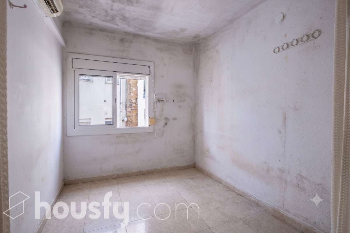 ALQUILADO. SOLO INVERSORES. Housfy vende 🏡 acogedor piso ubicado en L'Hospitalet de Llobregat, tu nuevo hogar te espera en el corazón de L'Hospitalet! Un piso lleno de posibilidades , donde la comodidad de tenerlo todo a un paso se une a la calidez del hogar que siempre has soñado. Contrato de alquiler: Se subroga al comprador conforme a la LAU. Inquilinos con excelente cumplimiento. Información contractual ampliada en privado. Datos de inversión: Renta: 610,37 €/mes (7.324,44 €/año) Rentabilidad bruta: 6,719 % Inversión estable con contrato vigente e inquilinos cumplidores. LA VIVIENDA ESTA ALQUILADA HASTA EL 13 DE MAYO DE 2027. La vivienda dispone de 32 m2 útiles (verificados con la Dirección General de Catastro). Construido en el año: 1972. Distribución de estancias -Salón-comedor -2 Dormitorios -1 Baño -Cocina equipada Características específicas -Cédula de habitabilidad Zona y entorno Respecto a la ubicación, se sitúa en L'Hospitalet de Llobregat, municipio de Barcelona. Esta propiedad se encuentra cerca de transporte público, colegios, supermercados y farmacias. Metro L1 (Línea Roja - Estación Pubilla Cases o Florida): Te deja directamente en Plaza España, Plaza Catalunya o Arc de Triomf sin hacer ningún transbordo. Metro L5 (Línea Azul - Estación Ernest Lluch o Pubilla Cases): Perfecta para ir a la zona alta de Barcelona, Sants Estació, Diagonal o la Sagrada Família. Trambaix (Tranvía - Parada Ernest Lluch o Can Rigal): Te conecta directamente con la Avenida Diagonal de Barcelona (zona universitaria y centros comerciales). Este anuncio contiene imágenes ilustrativas, con el objetivo de mostrar el potencial de la propiedad, y pueden diferir del resultado final. Aviso legal El precio de venta no incluye gastos de la compraventa como notaría, registro, impuestos, ni tampoco honorarios agencia. Esta publicación no es vinculante. Consulta siempre la nota simple con Housfy antes de formalizar la compraventa. Sobre nosotros Housfy es la plataforma integral de servicios inmobiliarios. Nuestra combinación de expertos y tecnología pone al alcance de todo el mundo servicios cómodos, claros y seguros. AICAT número: 7922. Nos encargamos de la gestión y asesoramiento de la compra. ¡Olvídate de todo! Hacemos los trámites por ti. Y, si además necesitas financiación, ponemos a tu disposición un bróker hipotecario para ayudarte a conseguir las mejores condiciones para tu perfil económico. ¿Quieres visitarla? Contacta con Housfy y agenda tu visita sin compromiso. Más información en: housfy.com En cumplimiento de la Ley 8/2026 en Cataluña, el certificado de presencia o ausencia de amianto se encuentra en proceso de tramitación.-2