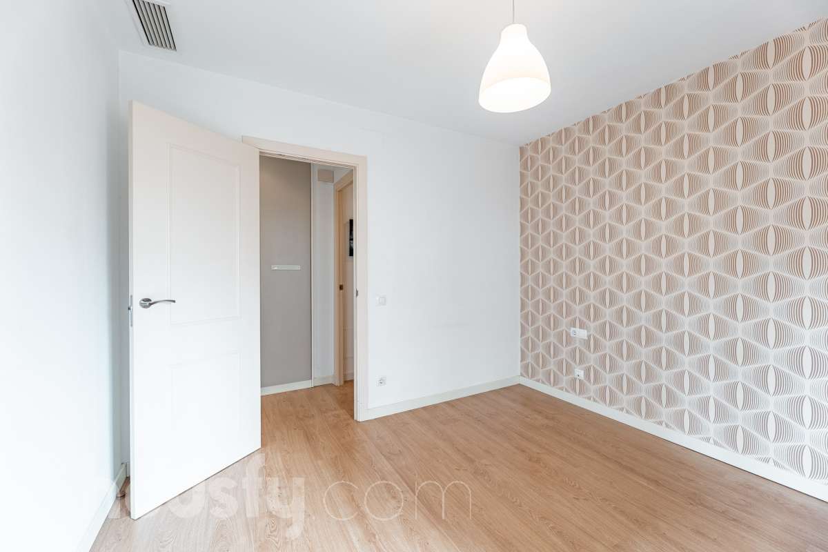 Housfy vende 🏡 luminoso piso ubicado en Vilafranca del Penedès, el cuál consta de 63 m2 útiles (verificados con la Dirección General de Catastro). Construido en el año: 2005. Distribución de estancias -Salón-comedor -1 Dormitorio -1 Baño -Cocina equipada Características específicas -Cédula de habitabilidad -Ascensor -Aire acondicionado -Calefacción Zona y entorno Respecto a la ubicación, se sitúa en Vilafranca del Penedès, municipio de Barcelona. Esta propiedad se encuentra cerca de transporte público, colegios, supermercados y farmacias. Aviso legal El precio de venta no incluye gastos de la compraventa como notaría, registro, impuestos, ni tampoco honorarios agencia. Esta publicación no es vinculante. Consulta siempre la nota simple con Housfy antes de formalizar la compraventa. Sobre nosotros Housfy es la plataforma integral de servicios inmobiliarios. Nuestra combinación de expertos y tecnología pone al alcance de todo el mundo servicios cómodos, claros y seguros. AICAT número: 7922. Nos encargamos de la gestión y asesoramiento de la compra. ¡Olvídate de todo! Hacemos los trámites por ti. Y, si además necesitas financiación, ponemos a tu disposición un bróker hipotecario para ayudarte a conseguir las mejores condiciones para tu perfil económico. ¿Quieres visitarla? Contacta con Housfy y agenda tu visita sin compromiso. Más información en: housfy.com-14