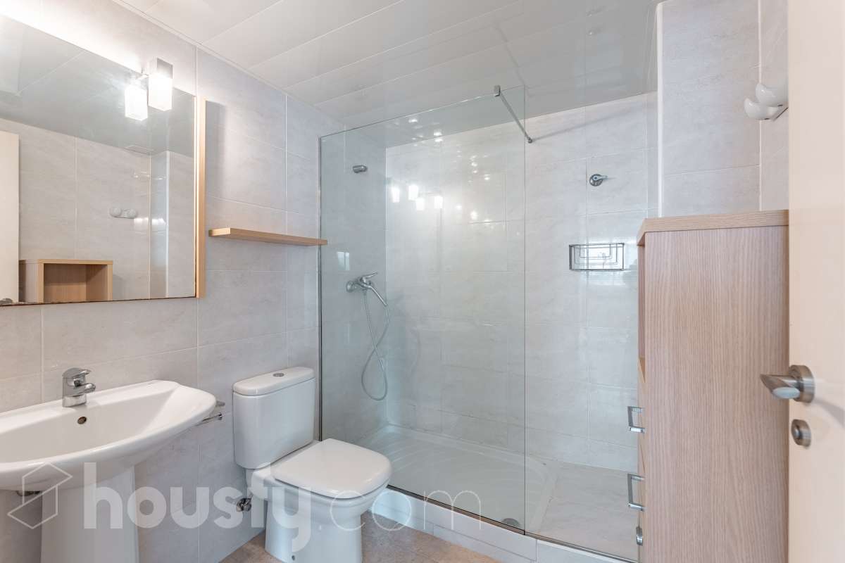 Housfy vende 🏡 luminoso piso ubicado en Vilafranca del Penedès, el cuál consta de 63 m2 útiles (verificados con la Dirección General de Catastro). Construido en el año: 2005. Distribución de estancias -Salón-comedor -1 Dormitorio -1 Baño -Cocina equipada Características específicas -Cédula de habitabilidad -Ascensor -Aire acondicionado -Calefacción Zona y entorno Respecto a la ubicación, se sitúa en Vilafranca del Penedès, municipio de Barcelona. Esta propiedad se encuentra cerca de transporte público, colegios, supermercados y farmacias. Aviso legal El precio de venta no incluye gastos de la compraventa como notaría, registro, impuestos, ni tampoco honorarios agencia. Esta publicación no es vinculante. Consulta siempre la nota simple con Housfy antes de formalizar la compraventa. Sobre nosotros Housfy es la plataforma integral de servicios inmobiliarios. Nuestra combinación de expertos y tecnología pone al alcance de todo el mundo servicios cómodos, claros y seguros. AICAT número: 7922. Nos encargamos de la gestión y asesoramiento de la compra. ¡Olvídate de todo! Hacemos los trámites por ti. Y, si además necesitas financiación, ponemos a tu disposición un bróker hipotecario para ayudarte a conseguir las mejores condiciones para tu perfil económico. ¿Quieres visitarla? Contacta con Housfy y agenda tu visita sin compromiso. Más información en: housfy.com-21