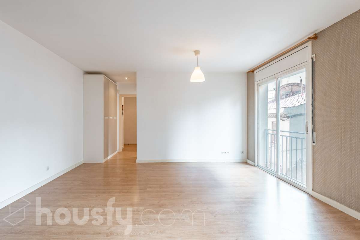 Housfy vende 🏡 luminoso piso ubicado en Vilafranca del Penedès, el cuál consta de 63 m2 útiles (verificados con la Dirección General de Catastro). Construido en el año: 2005. Distribución de estancias -Salón-comedor -1 Dormitorio -1 Baño -Cocina equipada Características específicas -Cédula de habitabilidad -Ascensor -Aire acondicionado -Calefacción Zona y entorno Respecto a la ubicación, se sitúa en Vilafranca del Penedès, municipio de Barcelona. Esta propiedad se encuentra cerca de transporte público, colegios, supermercados y farmacias. Aviso legal El precio de venta no incluye gastos de la compraventa como notaría, registro, impuestos, ni tampoco honorarios agencia. Esta publicación no es vinculante. Consulta siempre la nota simple con Housfy antes de formalizar la compraventa. Sobre nosotros Housfy es la plataforma integral de servicios inmobiliarios. Nuestra combinación de expertos y tecnología pone al alcance de todo el mundo servicios cómodos, claros y seguros. AICAT número: 7922. Nos encargamos de la gestión y asesoramiento de la compra. ¡Olvídate de todo! Hacemos los trámites por ti. Y, si además necesitas financiación, ponemos a tu disposición un bróker hipotecario para ayudarte a conseguir las mejores condiciones para tu perfil económico. ¿Quieres visitarla? Contacta con Housfy y agenda tu visita sin compromiso. Más información en: housfy.com-6
