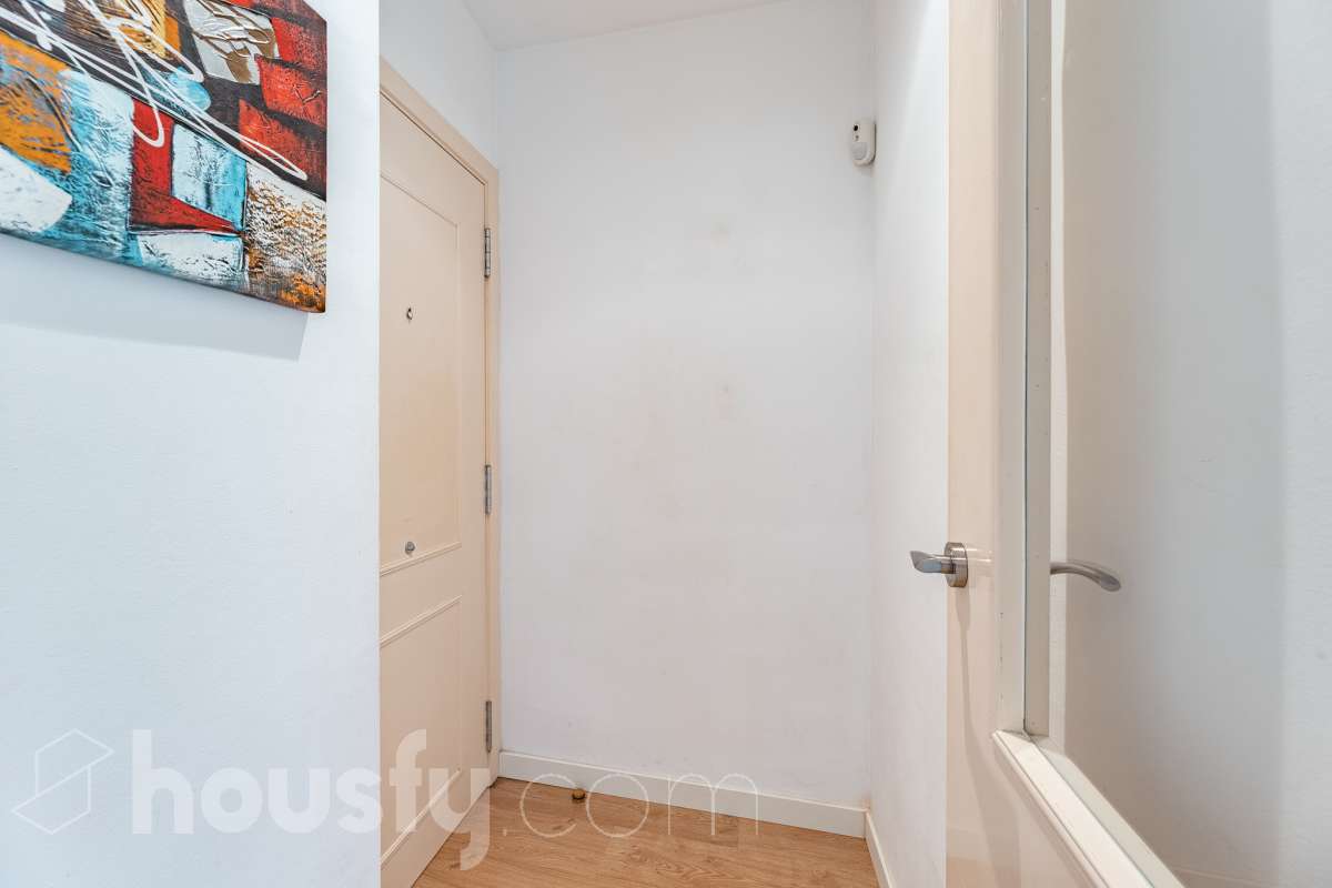 Housfy vende 🏡 luminoso piso ubicado en Vilafranca del Penedès, el cuál consta de 63 m2 útiles (verificados con la Dirección General de Catastro). Construido en el año: 2005. Distribución de estancias -Salón-comedor -1 Dormitorio -1 Baño -Cocina equipada Características específicas -Cédula de habitabilidad -Ascensor -Aire acondicionado -Calefacción Zona y entorno Respecto a la ubicación, se sitúa en Vilafranca del Penedès, municipio de Barcelona. Esta propiedad se encuentra cerca de transporte público, colegios, supermercados y farmacias. Aviso legal El precio de venta no incluye gastos de la compraventa como notaría, registro, impuestos, ni tampoco honorarios agencia. Esta publicación no es vinculante. Consulta siempre la nota simple con Housfy antes de formalizar la compraventa. Sobre nosotros Housfy es la plataforma integral de servicios inmobiliarios. Nuestra combinación de expertos y tecnología pone al alcance de todo el mundo servicios cómodos, claros y seguros. AICAT número: 7922. Nos encargamos de la gestión y asesoramiento de la compra. ¡Olvídate de todo! Hacemos los trámites por ti. Y, si además necesitas financiación, ponemos a tu disposición un bróker hipotecario para ayudarte a conseguir las mejores condiciones para tu perfil económico. ¿Quieres visitarla? Contacta con Housfy y agenda tu visita sin compromiso. Más información en: housfy.com-27
