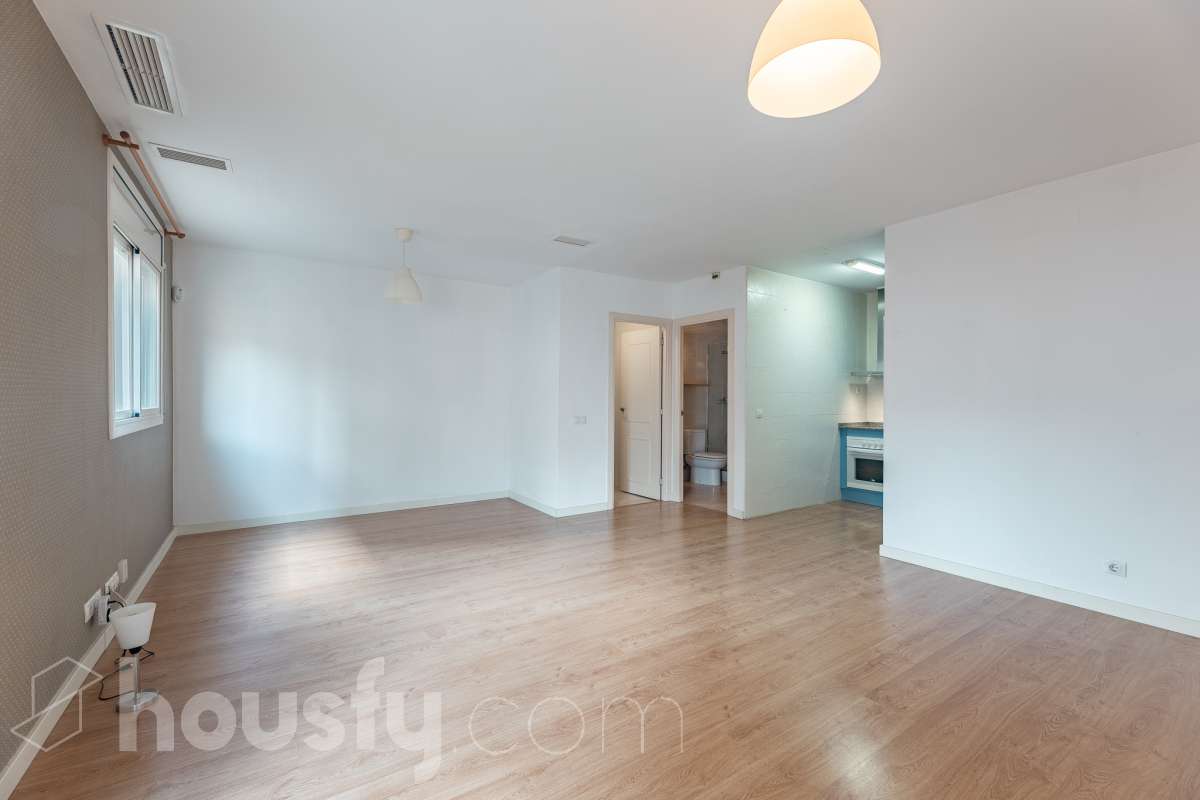 Housfy vende 🏡 luminoso piso ubicado en Vilafranca del Penedès, el cuál consta de 63 m2 útiles (verificados con la Dirección General de Catastro). Construido en el año: 2005. Distribución de estancias -Salón-comedor -1 Dormitorio -1 Baño -Cocina equipada Características específicas -Cédula de habitabilidad -Ascensor -Aire acondicionado -Calefacción Zona y entorno Respecto a la ubicación, se sitúa en Vilafranca del Penedès, municipio de Barcelona. Esta propiedad se encuentra cerca de transporte público, colegios, supermercados y farmacias. Aviso legal El precio de venta no incluye gastos de la compraventa como notaría, registro, impuestos, ni tampoco honorarios agencia. Esta publicación no es vinculante. Consulta siempre la nota simple con Housfy antes de formalizar la compraventa. Sobre nosotros Housfy es la plataforma integral de servicios inmobiliarios. Nuestra combinación de expertos y tecnología pone al alcance de todo el mundo servicios cómodos, claros y seguros. AICAT número: 7922. Nos encargamos de la gestión y asesoramiento de la compra. ¡Olvídate de todo! Hacemos los trámites por ti. Y, si además necesitas financiación, ponemos a tu disposición un bróker hipotecario para ayudarte a conseguir las mejores condiciones para tu perfil económico. ¿Quieres visitarla? Contacta con Housfy y agenda tu visita sin compromiso. Más información en: housfy.com-9