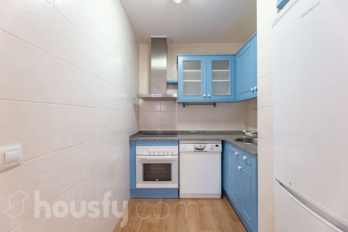 Housfy vende 🏡 luminoso piso ubicado en Vilafranca del Penedès, el cuál consta de 63 m2 útiles (verificados con la Dirección General de Catastro). Construido en el año: 2005. Distribución de estancias -Salón-comedor -1 Dormitorio -1 Baño -Cocina equipada Características específicas -Cédula de habitabilidad -Ascensor -Aire acondicionado -Calefacción Zona y entorno Respecto a la ubicación, se sitúa en Vilafranca del Penedès, municipio de Barcelona. Esta propiedad se encuentra cerca de transporte público, colegios, supermercados y farmacias. Aviso legal El precio de venta no incluye gastos de la compraventa como notaría, registro, impuestos, ni tampoco honorarios agencia. Esta publicación no es vinculante. Consulta siempre la nota simple con Housfy antes de formalizar la compraventa. Sobre nosotros Housfy es la plataforma integral de servicios inmobiliarios. Nuestra combinación de expertos y tecnología pone al alcance de todo el mundo servicios cómodos, claros y seguros. AICAT número: 7922. Nos encargamos de la gestión y asesoramiento de la compra. ¡Olvídate de todo! Hacemos los trámites por ti. Y, si además necesitas financiación, ponemos a tu disposición un bróker hipotecario para ayudarte a conseguir las mejores condiciones para tu perfil económico. ¿Quieres visitarla? Contacta con Housfy y agenda tu visita sin compromiso. Más información en: housfy.com-15