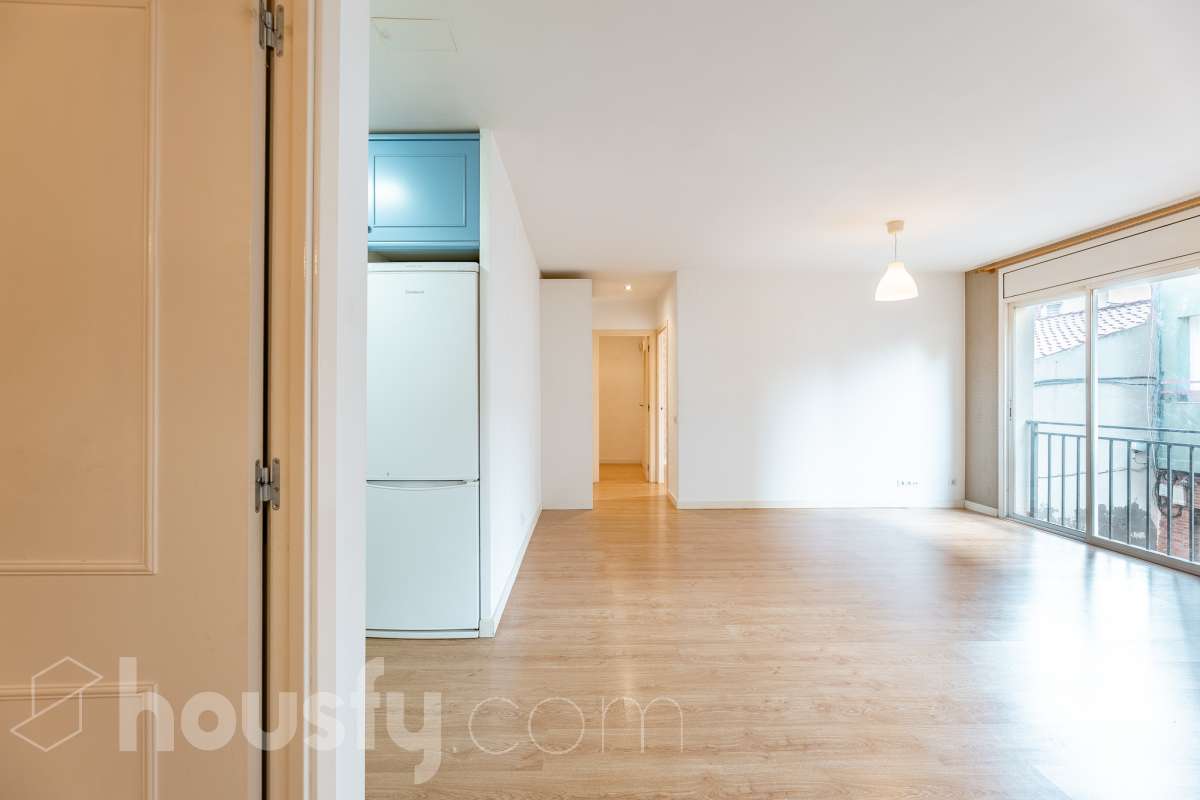 Housfy vende 🏡 luminoso piso ubicado en Vilafranca del Penedès, el cuál consta de 63 m2 útiles (verificados con la Dirección General de Catastro). Construido en el año: 2005. Distribución de estancias -Salón-comedor -1 Dormitorio -1 Baño -Cocina equipada Características específicas -Cédula de habitabilidad -Ascensor -Aire acondicionado -Calefacción Zona y entorno Respecto a la ubicación, se sitúa en Vilafranca del Penedès, municipio de Barcelona. Esta propiedad se encuentra cerca de transporte público, colegios, supermercados y farmacias. Aviso legal El precio de venta no incluye gastos de la compraventa como notaría, registro, impuestos, ni tampoco honorarios agencia. Esta publicación no es vinculante. Consulta siempre la nota simple con Housfy antes de formalizar la compraventa. Sobre nosotros Housfy es la plataforma integral de servicios inmobiliarios. Nuestra combinación de expertos y tecnología pone al alcance de todo el mundo servicios cómodos, claros y seguros. AICAT número: 7922. Nos encargamos de la gestión y asesoramiento de la compra. ¡Olvídate de todo! Hacemos los trámites por ti. Y, si además necesitas financiación, ponemos a tu disposición un bróker hipotecario para ayudarte a conseguir las mejores condiciones para tu perfil económico. ¿Quieres visitarla? Contacta con Housfy y agenda tu visita sin compromiso. Más información en: housfy.com-7