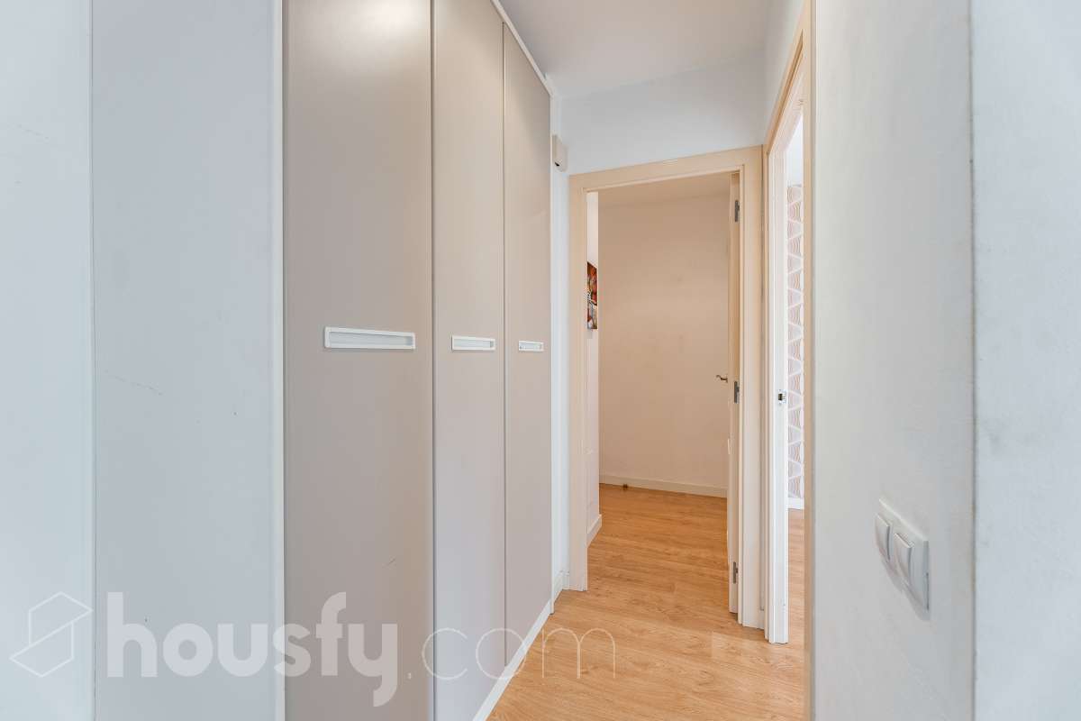 Housfy vende 🏡 luminoso piso ubicado en Vilafranca del Penedès, el cuál consta de 63 m2 útiles (verificados con la Dirección General de Catastro). Construido en el año: 2005. Distribución de estancias -Salón-comedor -1 Dormitorio -1 Baño -Cocina equipada Características específicas -Cédula de habitabilidad -Ascensor -Aire acondicionado -Calefacción Zona y entorno Respecto a la ubicación, se sitúa en Vilafranca del Penedès, municipio de Barcelona. Esta propiedad se encuentra cerca de transporte público, colegios, supermercados y farmacias. Aviso legal El precio de venta no incluye gastos de la compraventa como notaría, registro, impuestos, ni tampoco honorarios agencia. Esta publicación no es vinculante. Consulta siempre la nota simple con Housfy antes de formalizar la compraventa. Sobre nosotros Housfy es la plataforma integral de servicios inmobiliarios. Nuestra combinación de expertos y tecnología pone al alcance de todo el mundo servicios cómodos, claros y seguros. AICAT número: 7922. Nos encargamos de la gestión y asesoramiento de la compra. ¡Olvídate de todo! Hacemos los trámites por ti. Y, si además necesitas financiación, ponemos a tu disposición un bróker hipotecario para ayudarte a conseguir las mejores condiciones para tu perfil económico. ¿Quieres visitarla? Contacta con Housfy y agenda tu visita sin compromiso. Más información en: housfy.com-26