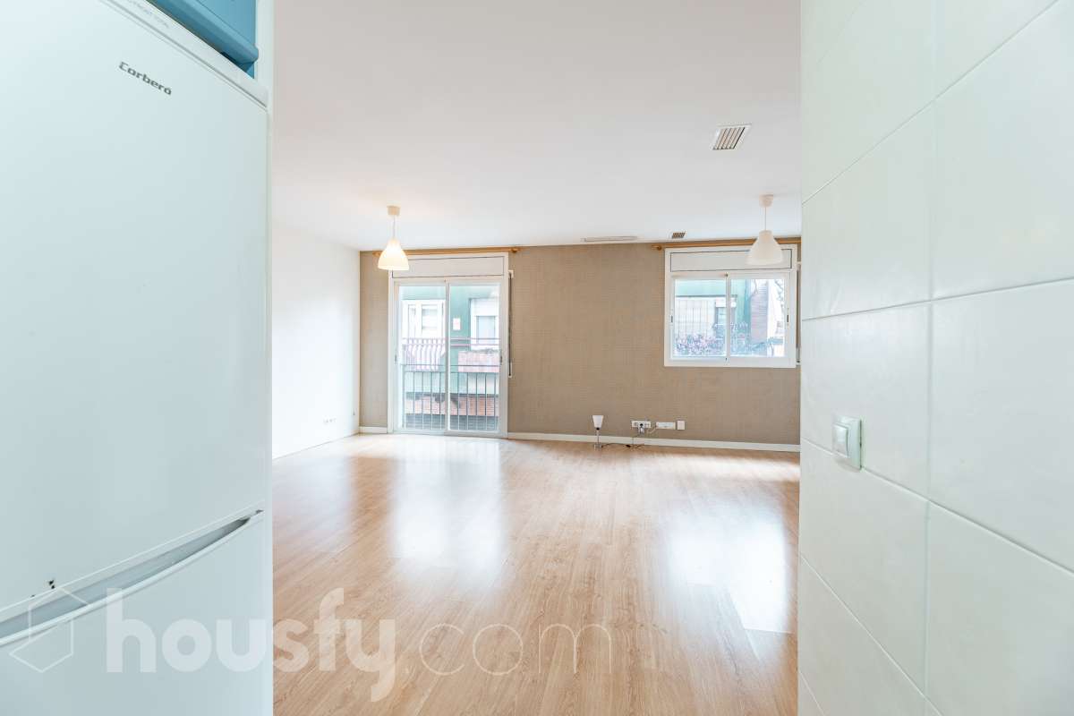 Housfy vende 🏡 luminoso piso ubicado en Vilafranca del Penedès, el cuál consta de 63 m2 útiles (verificados con la Dirección General de Catastro). Construido en el año: 2005. Distribución de estancias -Salón-comedor -1 Dormitorio -1 Baño -Cocina equipada Características específicas -Cédula de habitabilidad -Ascensor -Aire acondicionado -Calefacción Zona y entorno Respecto a la ubicación, se sitúa en Vilafranca del Penedès, municipio de Barcelona. Esta propiedad se encuentra cerca de transporte público, colegios, supermercados y farmacias. Aviso legal El precio de venta no incluye gastos de la compraventa como notaría, registro, impuestos, ni tampoco honorarios agencia. Esta publicación no es vinculante. Consulta siempre la nota simple con Housfy antes de formalizar la compraventa. Sobre nosotros Housfy es la plataforma integral de servicios inmobiliarios. Nuestra combinación de expertos y tecnología pone al alcance de todo el mundo servicios cómodos, claros y seguros. AICAT número: 7922. Nos encargamos de la gestión y asesoramiento de la compra. ¡Olvídate de todo! Hacemos los trámites por ti. Y, si además necesitas financiación, ponemos a tu disposición un bróker hipotecario para ayudarte a conseguir las mejores condiciones para tu perfil económico. ¿Quieres visitarla? Contacta con Housfy y agenda tu visita sin compromiso. Más información en: housfy.com-3