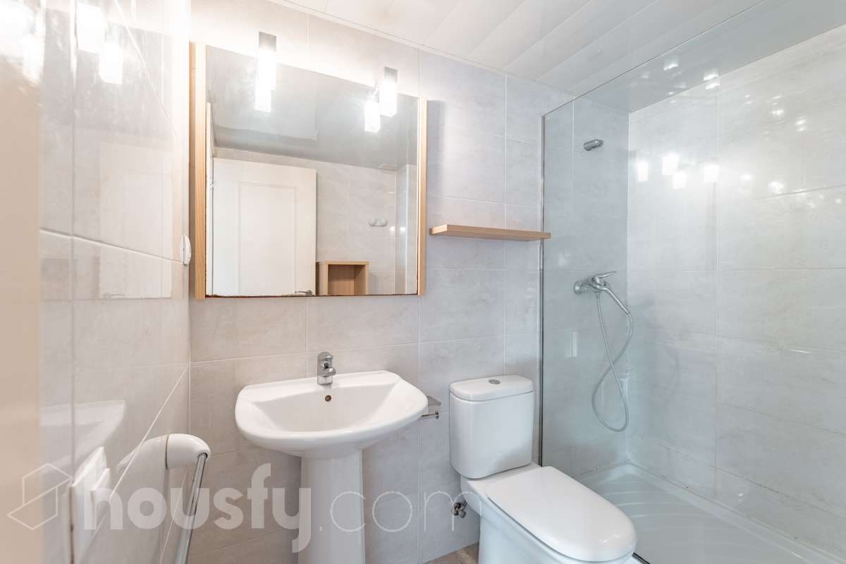 Housfy vende 🏡 luminoso piso ubicado en Vilafranca del Penedès, el cuál consta de 63 m2 útiles (verificados con la Dirección General de Catastro). Construido en el año: 2005. Distribución de estancias -Salón-comedor -1 Dormitorio -1 Baño -Cocina equipada Características específicas -Cédula de habitabilidad -Ascensor -Aire acondicionado -Calefacción Zona y entorno Respecto a la ubicación, se sitúa en Vilafranca del Penedès, municipio de Barcelona. Esta propiedad se encuentra cerca de transporte público, colegios, supermercados y farmacias. Aviso legal El precio de venta no incluye gastos de la compraventa como notaría, registro, impuestos, ni tampoco honorarios agencia. Esta publicación no es vinculante. Consulta siempre la nota simple con Housfy antes de formalizar la compraventa. Sobre nosotros Housfy es la plataforma integral de servicios inmobiliarios. Nuestra combinación de expertos y tecnología pone al alcance de todo el mundo servicios cómodos, claros y seguros. AICAT número: 7922. Nos encargamos de la gestión y asesoramiento de la compra. ¡Olvídate de todo! Hacemos los trámites por ti. Y, si además necesitas financiación, ponemos a tu disposición un bróker hipotecario para ayudarte a conseguir las mejores condiciones para tu perfil económico. ¿Quieres visitarla? Contacta con Housfy y agenda tu visita sin compromiso. Más información en: housfy.com-22