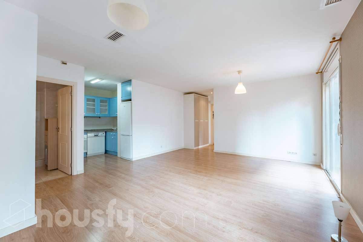 Housfy vende 🏡 luminoso piso ubicado en Vilafranca del Penedès, el cuál consta de 63 m2 útiles (verificados con la Dirección General de Catastro). Construido en el año: 2005. Distribución de estancias -Salón-comedor -1 Dormitorio -1 Baño -Cocina equipada Características específicas -Cédula de habitabilidad -Ascensor -Aire acondicionado -Calefacción Zona y entorno Respecto a la ubicación, se sitúa en Vilafranca del Penedès, municipio de Barcelona. Esta propiedad se encuentra cerca de transporte público, colegios, supermercados y farmacias. Aviso legal El precio de venta no incluye gastos de la compraventa como notaría, registro, impuestos, ni tampoco honorarios agencia. Esta publicación no es vinculante. Consulta siempre la nota simple con Housfy antes de formalizar la compraventa. Sobre nosotros Housfy es la plataforma integral de servicios inmobiliarios. Nuestra combinación de expertos y tecnología pone al alcance de todo el mundo servicios cómodos, claros y seguros. AICAT número: 7922. Nos encargamos de la gestión y asesoramiento de la compra. ¡Olvídate de todo! Hacemos los trámites por ti. Y, si además necesitas financiación, ponemos a tu disposición un bróker hipotecario para ayudarte a conseguir las mejores condiciones para tu perfil económico. ¿Quieres visitarla? Contacta con Housfy y agenda tu visita sin compromiso. Más información en: housfy.com-2