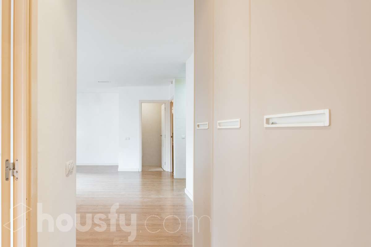 Housfy vende 🏡 luminoso piso ubicado en Vilafranca del Penedès, el cuál consta de 63 m2 útiles (verificados con la Dirección General de Catastro). Construido en el año: 2005. Distribución de estancias -Salón-comedor -1 Dormitorio -1 Baño -Cocina equipada Características específicas -Cédula de habitabilidad -Ascensor -Aire acondicionado -Calefacción Zona y entorno Respecto a la ubicación, se sitúa en Vilafranca del Penedès, municipio de Barcelona. Esta propiedad se encuentra cerca de transporte público, colegios, supermercados y farmacias. Aviso legal El precio de venta no incluye gastos de la compraventa como notaría, registro, impuestos, ni tampoco honorarios agencia. Esta publicación no es vinculante. Consulta siempre la nota simple con Housfy antes de formalizar la compraventa. Sobre nosotros Housfy es la plataforma integral de servicios inmobiliarios. Nuestra combinación de expertos y tecnología pone al alcance de todo el mundo servicios cómodos, claros y seguros. AICAT número: 7922. Nos encargamos de la gestión y asesoramiento de la compra. ¡Olvídate de todo! Hacemos los trámites por ti. Y, si además necesitas financiación, ponemos a tu disposición un bróker hipotecario para ayudarte a conseguir las mejores condiciones para tu perfil económico. ¿Quieres visitarla? Contacta con Housfy y agenda tu visita sin compromiso. Más información en: housfy.com-30