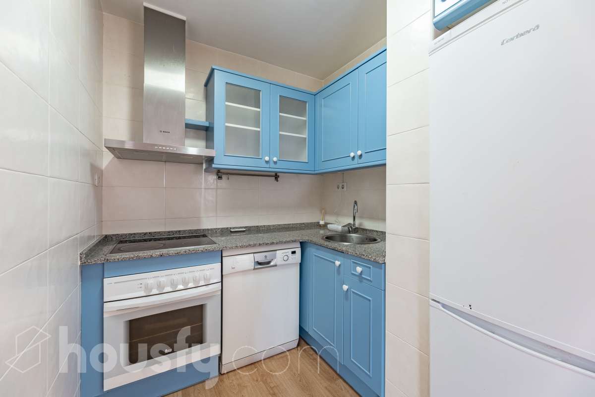 Housfy vende 🏡 luminoso piso ubicado en Vilafranca del Penedès, el cuál consta de 63 m2 útiles (verificados con la Dirección General de Catastro). Construido en el año: 2005. Distribución de estancias -Salón-comedor -1 Dormitorio -1 Baño -Cocina equipada Características específicas -Cédula de habitabilidad -Ascensor -Aire acondicionado -Calefacción Zona y entorno Respecto a la ubicación, se sitúa en Vilafranca del Penedès, municipio de Barcelona. Esta propiedad se encuentra cerca de transporte público, colegios, supermercados y farmacias. Aviso legal El precio de venta no incluye gastos de la compraventa como notaría, registro, impuestos, ni tampoco honorarios agencia. Esta publicación no es vinculante. Consulta siempre la nota simple con Housfy antes de formalizar la compraventa. Sobre nosotros Housfy es la plataforma integral de servicios inmobiliarios. Nuestra combinación de expertos y tecnología pone al alcance de todo el mundo servicios cómodos, claros y seguros. AICAT número: 7922. Nos encargamos de la gestión y asesoramiento de la compra. ¡Olvídate de todo! Hacemos los trámites por ti. Y, si además necesitas financiación, ponemos a tu disposición un bróker hipotecario para ayudarte a conseguir las mejores condiciones para tu perfil económico. ¿Quieres visitarla? Contacta con Housfy y agenda tu visita sin compromiso. Más información en: housfy.com-16