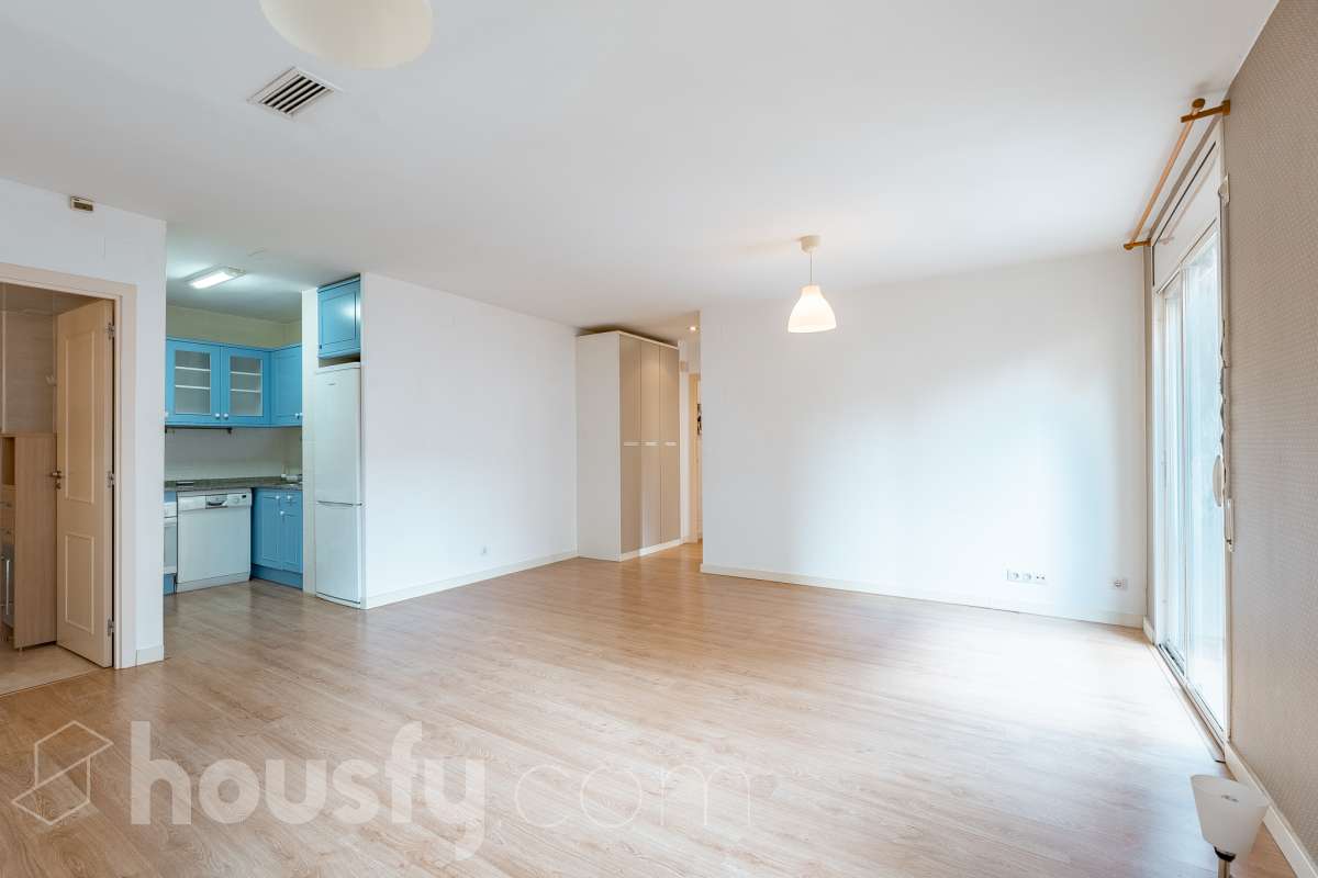 Housfy vende 🏡 luminoso piso ubicado en Vilafranca del Penedès, el cuál consta de 63 m2 útiles (verificados con la Dirección General de Catastro). Construido en el año: 2005. Distribución de estancias -Salón-comedor -1 Dormitorio -1 Baño -Cocina equipada Características específicas -Cédula de habitabilidad -Ascensor -Aire acondicionado -Calefacción Zona y entorno Respecto a la ubicación, se sitúa en Vilafranca del Penedès, municipio de Barcelona. Esta propiedad se encuentra cerca de transporte público, colegios, supermercados y farmacias. Aviso legal El precio de venta no incluye gastos de la compraventa como notaría, registro, impuestos, ni tampoco honorarios agencia. Esta publicación no es vinculante. Consulta siempre la nota simple con Housfy antes de formalizar la compraventa. Sobre nosotros Housfy es la plataforma integral de servicios inmobiliarios. Nuestra combinación de expertos y tecnología pone al alcance de todo el mundo servicios cómodos, claros y seguros. AICAT número: 7922. Nos encargamos de la gestión y asesoramiento de la compra. ¡Olvídate de todo! Hacemos los trámites por ti. Y, si además necesitas financiación, ponemos a tu disposición un bróker hipotecario para ayudarte a conseguir las mejores condiciones para tu perfil económico. ¿Quieres visitarla? Contacta con Housfy y agenda tu visita sin compromiso. Más información en: housfy.com-5