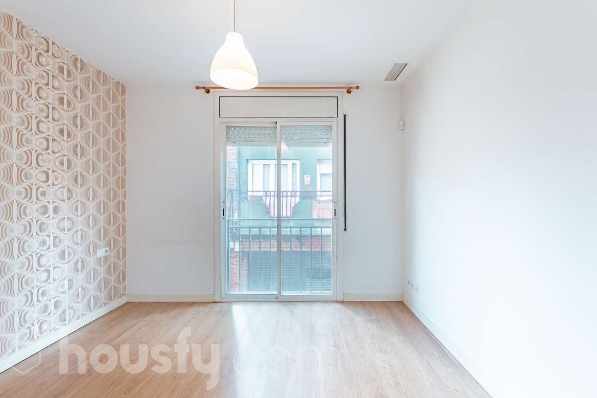 Housfy vende 🏡 luminoso piso ubicado en Vilafranca del Penedès, el cuál consta de 63 m2 útiles (verificados con la Dirección General de Catastro). Construido en el año: 2005. Distribución de estancias -Salón-comedor -1 Dormitorio -1 Baño -Cocina equipada Características específicas -Cédula de habitabilidad -Ascensor -Aire acondicionado -Calefacción Zona y entorno Respecto a la ubicación, se sitúa en Vilafranca del Penedès, municipio de Barcelona. Esta propiedad se encuentra cerca de transporte público, colegios, supermercados y farmacias. Aviso legal El precio de venta no incluye gastos de la compraventa como notaría, registro, impuestos, ni tampoco honorarios agencia. Esta publicación no es vinculante. Consulta siempre la nota simple con Housfy antes de formalizar la compraventa. Sobre nosotros Housfy es la plataforma integral de servicios inmobiliarios. Nuestra combinación de expertos y tecnología pone al alcance de todo el mundo servicios cómodos, claros y seguros. AICAT número: 7922. Nos encargamos de la gestión y asesoramiento de la compra. ¡Olvídate de todo! Hacemos los trámites por ti. Y, si además necesitas financiación, ponemos a tu disposición un bróker hipotecario para ayudarte a conseguir las mejores condiciones para tu perfil económico. ¿Quieres visitarla? Contacta con Housfy y agenda tu visita sin compromiso. Más información en: housfy.com-11