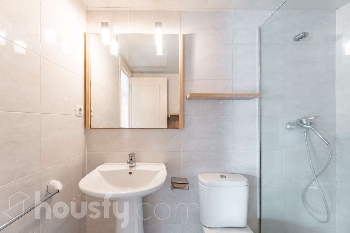 Housfy vende 🏡 luminoso piso ubicado en Vilafranca del Penedès, el cuál consta de 63 m2 útiles (verificados con la Dirección General de Catastro). Construido en el año: 2005. Distribución de estancias -Salón-comedor -1 Dormitorio -1 Baño -Cocina equipada Características específicas -Cédula de habitabilidad -Ascensor -Aire acondicionado -Calefacción Zona y entorno Respecto a la ubicación, se sitúa en Vilafranca del Penedès, municipio de Barcelona. Esta propiedad se encuentra cerca de transporte público, colegios, supermercados y farmacias. Aviso legal El precio de venta no incluye gastos de la compraventa como notaría, registro, impuestos, ni tampoco honorarios agencia. Esta publicación no es vinculante. Consulta siempre la nota simple con Housfy antes de formalizar la compraventa. Sobre nosotros Housfy es la plataforma integral de servicios inmobiliarios. Nuestra combinación de expertos y tecnología pone al alcance de todo el mundo servicios cómodos, claros y seguros. AICAT número: 7922. Nos encargamos de la gestión y asesoramiento de la compra. ¡Olvídate de todo! Hacemos los trámites por ti. Y, si además necesitas financiación, ponemos a tu disposición un bróker hipotecario para ayudarte a conseguir las mejores condiciones para tu perfil económico. ¿Quieres visitarla? Contacta con Housfy y agenda tu visita sin compromiso. Más información en: housfy.com-24