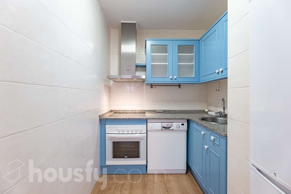 Housfy vende 🏡 luminoso piso ubicado en Vilafranca del Penedès, el cuál consta de 63 m2 útiles (verificados con la Dirección General de Catastro). Construido en el año: 2005. Distribución de estancias -Salón-comedor -1 Dormitorio -1 Baño -Cocina equipada Características específicas -Cédula de habitabilidad -Ascensor -Aire acondicionado -Calefacción Zona y entorno Respecto a la ubicación, se sitúa en Vilafranca del Penedès, municipio de Barcelona. Esta propiedad se encuentra cerca de transporte público, colegios, supermercados y farmacias. Aviso legal El precio de venta no incluye gastos de la compraventa como notaría, registro, impuestos, ni tampoco honorarios agencia. Esta publicación no es vinculante. Consulta siempre la nota simple con Housfy antes de formalizar la compraventa. Sobre nosotros Housfy es la plataforma integral de servicios inmobiliarios. Nuestra combinación de expertos y tecnología pone al alcance de todo el mundo servicios cómodos, claros y seguros. AICAT número: 7922. Nos encargamos de la gestión y asesoramiento de la compra. ¡Olvídate de todo! Hacemos los trámites por ti. Y, si además necesitas financiación, ponemos a tu disposición un bróker hipotecario para ayudarte a conseguir las mejores condiciones para tu perfil económico. ¿Quieres visitarla? Contacta con Housfy y agenda tu visita sin compromiso. Más información en: housfy.com-19