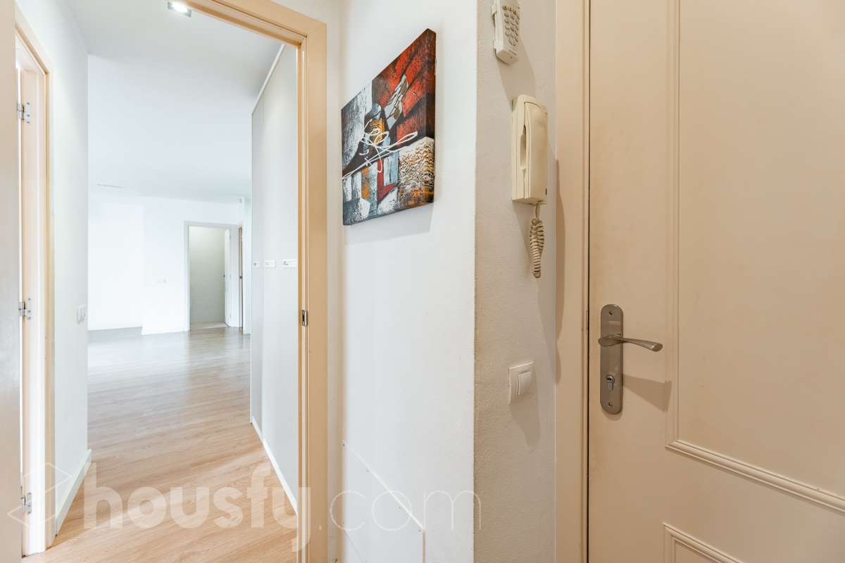 Housfy vende 🏡 luminoso piso ubicado en Vilafranca del Penedès, el cuál consta de 63 m2 útiles (verificados con la Dirección General de Catastro). Construido en el año: 2005. Distribución de estancias -Salón-comedor -1 Dormitorio -1 Baño -Cocina equipada Características específicas -Cédula de habitabilidad -Ascensor -Aire acondicionado -Calefacción Zona y entorno Respecto a la ubicación, se sitúa en Vilafranca del Penedès, municipio de Barcelona. Esta propiedad se encuentra cerca de transporte público, colegios, supermercados y farmacias. Aviso legal El precio de venta no incluye gastos de la compraventa como notaría, registro, impuestos, ni tampoco honorarios agencia. Esta publicación no es vinculante. Consulta siempre la nota simple con Housfy antes de formalizar la compraventa. Sobre nosotros Housfy es la plataforma integral de servicios inmobiliarios. Nuestra combinación de expertos y tecnología pone al alcance de todo el mundo servicios cómodos, claros y seguros. AICAT número: 7922. Nos encargamos de la gestión y asesoramiento de la compra. ¡Olvídate de todo! Hacemos los trámites por ti. Y, si además necesitas financiación, ponemos a tu disposición un bróker hipotecario para ayudarte a conseguir las mejores condiciones para tu perfil económico. ¿Quieres visitarla? Contacta con Housfy y agenda tu visita sin compromiso. Más información en: housfy.com-28