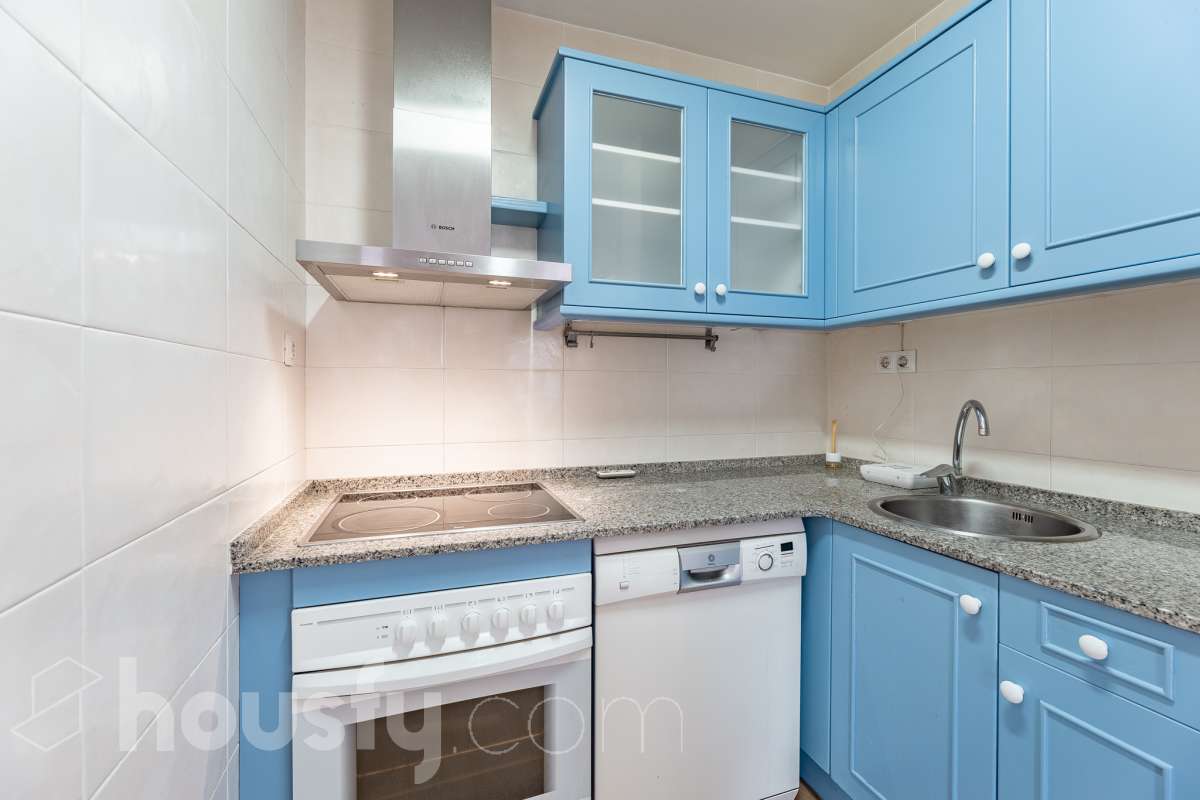 Housfy vende 🏡 luminoso piso ubicado en Vilafranca del Penedès, el cuál consta de 63 m2 útiles (verificados con la Dirección General de Catastro). Construido en el año: 2005. Distribución de estancias -Salón-comedor -1 Dormitorio -1 Baño -Cocina equipada Características específicas -Cédula de habitabilidad -Ascensor -Aire acondicionado -Calefacción Zona y entorno Respecto a la ubicación, se sitúa en Vilafranca del Penedès, municipio de Barcelona. Esta propiedad se encuentra cerca de transporte público, colegios, supermercados y farmacias. Aviso legal El precio de venta no incluye gastos de la compraventa como notaría, registro, impuestos, ni tampoco honorarios agencia. Esta publicación no es vinculante. Consulta siempre la nota simple con Housfy antes de formalizar la compraventa. Sobre nosotros Housfy es la plataforma integral de servicios inmobiliarios. Nuestra combinación de expertos y tecnología pone al alcance de todo el mundo servicios cómodos, claros y seguros. AICAT número: 7922. Nos encargamos de la gestión y asesoramiento de la compra. ¡Olvídate de todo! Hacemos los trámites por ti. Y, si además necesitas financiación, ponemos a tu disposición un bróker hipotecario para ayudarte a conseguir las mejores condiciones para tu perfil económico. ¿Quieres visitarla? Contacta con Housfy y agenda tu visita sin compromiso. Más información en: housfy.com-20