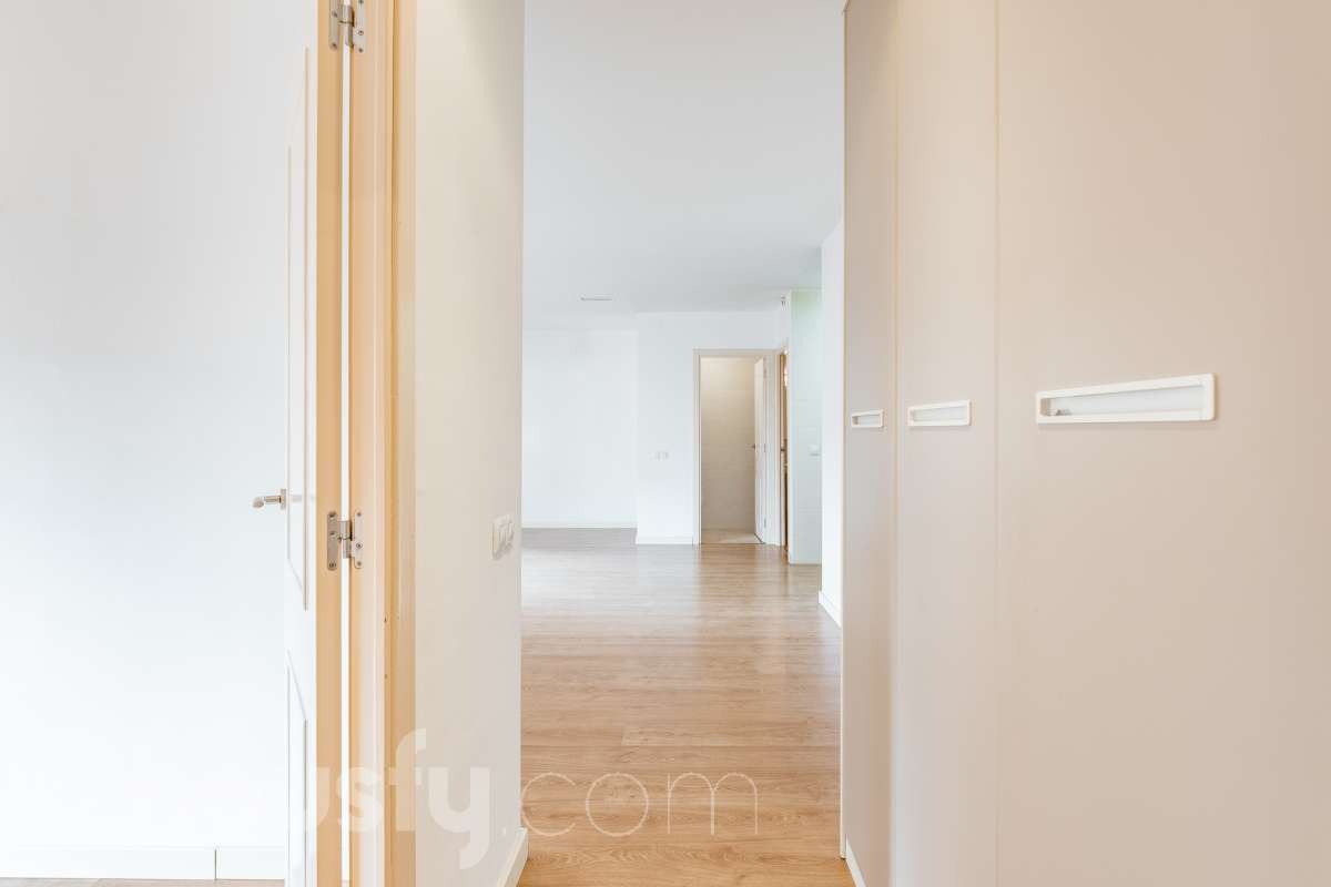 Housfy vende 🏡 luminoso piso ubicado en Vilafranca del Penedès, el cuál consta de 63 m2 útiles (verificados con la Dirección General de Catastro). Construido en el año: 2005. Distribución de estancias -Salón-comedor -1 Dormitorio -1 Baño -Cocina equipada Características específicas -Cédula de habitabilidad -Ascensor -Aire acondicionado -Calefacción Zona y entorno Respecto a la ubicación, se sitúa en Vilafranca del Penedès, municipio de Barcelona. Esta propiedad se encuentra cerca de transporte público, colegios, supermercados y farmacias. Aviso legal El precio de venta no incluye gastos de la compraventa como notaría, registro, impuestos, ni tampoco honorarios agencia. Esta publicación no es vinculante. Consulta siempre la nota simple con Housfy antes de formalizar la compraventa. Sobre nosotros Housfy es la plataforma integral de servicios inmobiliarios. Nuestra combinación de expertos y tecnología pone al alcance de todo el mundo servicios cómodos, claros y seguros. AICAT número: 7922. Nos encargamos de la gestión y asesoramiento de la compra. ¡Olvídate de todo! Hacemos los trámites por ti. Y, si además necesitas financiación, ponemos a tu disposición un bróker hipotecario para ayudarte a conseguir las mejores condiciones para tu perfil económico. ¿Quieres visitarla? Contacta con Housfy y agenda tu visita sin compromiso. Más información en: housfy.com-29