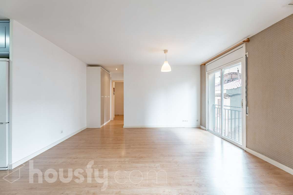 Housfy vende 🏡 luminoso piso ubicado en Vilafranca del Penedès, el cuál consta de 63 m2 útiles (verificados con la Dirección General de Catastro). Construido en el año: 2005. Distribución de estancias -Salón-comedor -1 Dormitorio -1 Baño -Cocina equipada Características específicas -Cédula de habitabilidad -Ascensor -Aire acondicionado -Calefacción Zona y entorno Respecto a la ubicación, se sitúa en Vilafranca del Penedès, municipio de Barcelona. Esta propiedad se encuentra cerca de transporte público, colegios, supermercados y farmacias. Aviso legal El precio de venta no incluye gastos de la compraventa como notaría, registro, impuestos, ni tampoco honorarios agencia. Esta publicación no es vinculante. Consulta siempre la nota simple con Housfy antes de formalizar la compraventa. Sobre nosotros Housfy es la plataforma integral de servicios inmobiliarios. Nuestra combinación de expertos y tecnología pone al alcance de todo el mundo servicios cómodos, claros y seguros. AICAT número: 7922. Nos encargamos de la gestión y asesoramiento de la compra. ¡Olvídate de todo! Hacemos los trámites por ti. Y, si además necesitas financiación, ponemos a tu disposición un bróker hipotecario para ayudarte a conseguir las mejores condiciones para tu perfil económico. ¿Quieres visitarla? Contacta con Housfy y agenda tu visita sin compromiso. Más información en: housfy.com-4