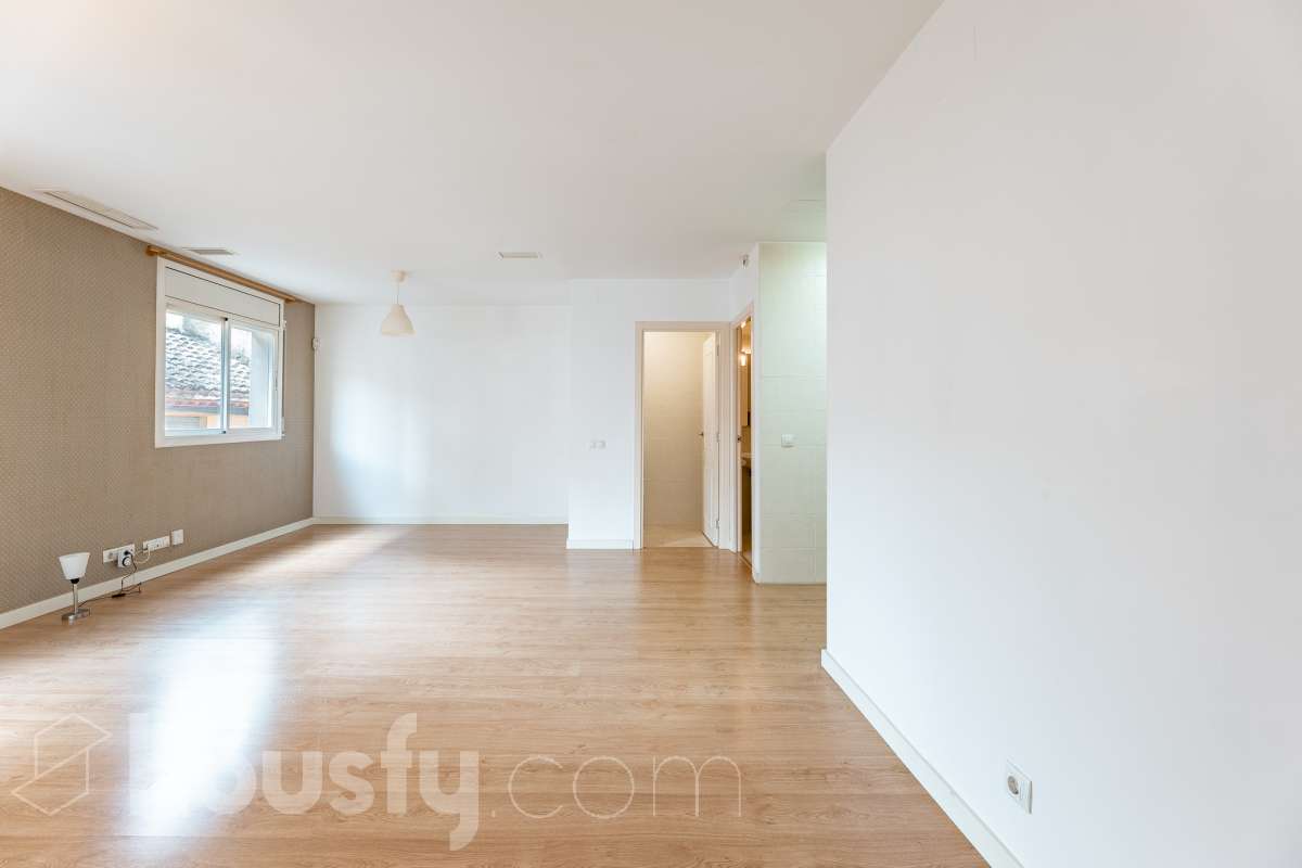 Housfy vende 🏡 luminoso piso ubicado en Vilafranca del Penedès, el cuál consta de 63 m2 útiles (verificados con la Dirección General de Catastro). Construido en el año: 2005. Distribución de estancias -Salón-comedor -1 Dormitorio -1 Baño -Cocina equipada Características específicas -Cédula de habitabilidad -Ascensor -Aire acondicionado -Calefacción Zona y entorno Respecto a la ubicación, se sitúa en Vilafranca del Penedès, municipio de Barcelona. Esta propiedad se encuentra cerca de transporte público, colegios, supermercados y farmacias. Aviso legal El precio de venta no incluye gastos de la compraventa como notaría, registro, impuestos, ni tampoco honorarios agencia. Esta publicación no es vinculante. Consulta siempre la nota simple con Housfy antes de formalizar la compraventa. Sobre nosotros Housfy es la plataforma integral de servicios inmobiliarios. Nuestra combinación de expertos y tecnología pone al alcance de todo el mundo servicios cómodos, claros y seguros. AICAT número: 7922. Nos encargamos de la gestión y asesoramiento de la compra. ¡Olvídate de todo! Hacemos los trámites por ti. Y, si además necesitas financiación, ponemos a tu disposición un bróker hipotecario para ayudarte a conseguir las mejores condiciones para tu perfil económico. ¿Quieres visitarla? Contacta con Housfy y agenda tu visita sin compromiso. Más información en: housfy.com-8