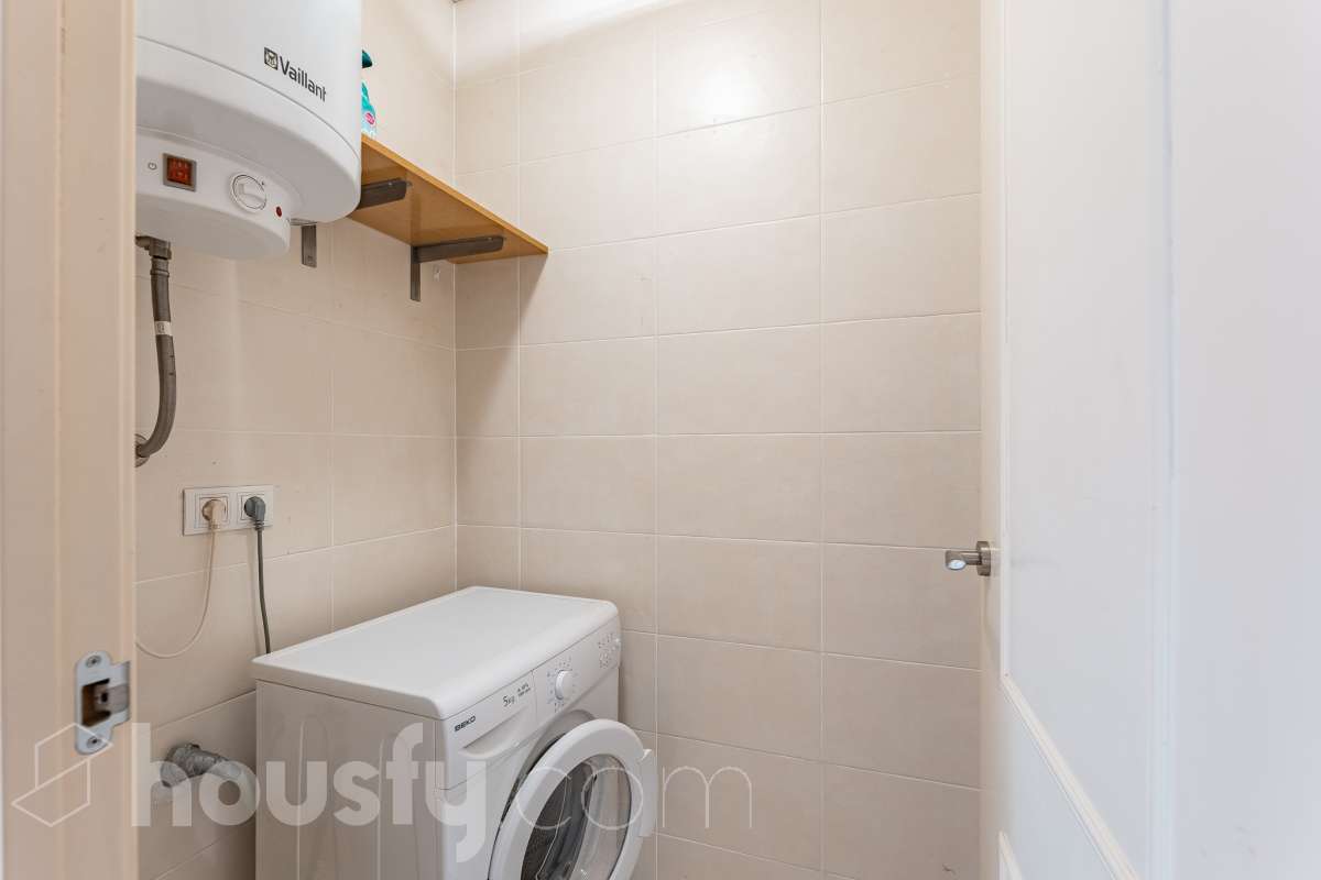 Housfy vende 🏡 luminoso piso ubicado en Vilafranca del Penedès, el cuál consta de 63 m2 útiles (verificados con la Dirección General de Catastro). Construido en el año: 2005. Distribución de estancias -Salón-comedor -1 Dormitorio -1 Baño -Cocina equipada Características específicas -Cédula de habitabilidad -Ascensor -Aire acondicionado -Calefacción Zona y entorno Respecto a la ubicación, se sitúa en Vilafranca del Penedès, municipio de Barcelona. Esta propiedad se encuentra cerca de transporte público, colegios, supermercados y farmacias. Aviso legal El precio de venta no incluye gastos de la compraventa como notaría, registro, impuestos, ni tampoco honorarios agencia. Esta publicación no es vinculante. Consulta siempre la nota simple con Housfy antes de formalizar la compraventa. Sobre nosotros Housfy es la plataforma integral de servicios inmobiliarios. Nuestra combinación de expertos y tecnología pone al alcance de todo el mundo servicios cómodos, claros y seguros. AICAT número: 7922. Nos encargamos de la gestión y asesoramiento de la compra. ¡Olvídate de todo! Hacemos los trámites por ti. Y, si además necesitas financiación, ponemos a tu disposición un bróker hipotecario para ayudarte a conseguir las mejores condiciones para tu perfil económico. ¿Quieres visitarla? Contacta con Housfy y agenda tu visita sin compromiso. Más información en: housfy.com-25