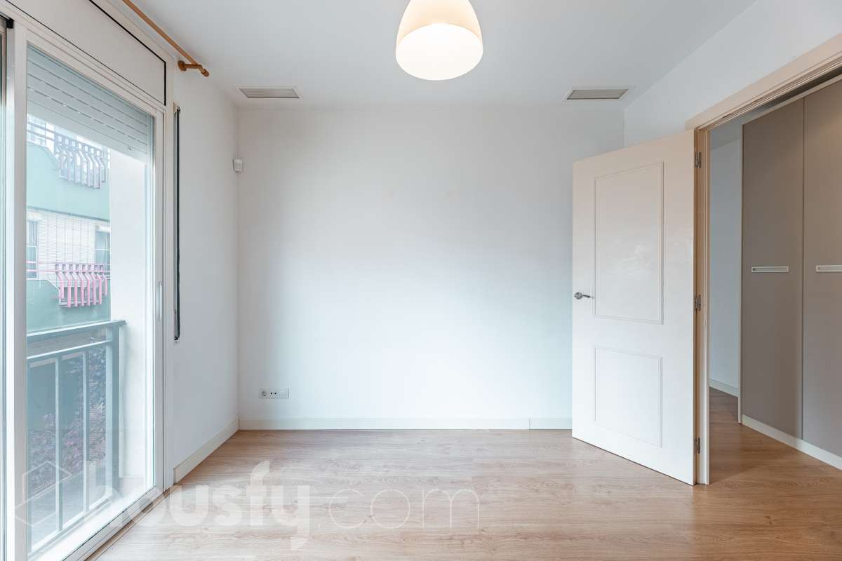 Housfy vende 🏡 luminoso piso ubicado en Vilafranca del Penedès, el cuál consta de 63 m2 útiles (verificados con la Dirección General de Catastro). Construido en el año: 2005. Distribución de estancias -Salón-comedor -1 Dormitorio -1 Baño -Cocina equipada Características específicas -Cédula de habitabilidad -Ascensor -Aire acondicionado -Calefacción Zona y entorno Respecto a la ubicación, se sitúa en Vilafranca del Penedès, municipio de Barcelona. Esta propiedad se encuentra cerca de transporte público, colegios, supermercados y farmacias. Aviso legal El precio de venta no incluye gastos de la compraventa como notaría, registro, impuestos, ni tampoco honorarios agencia. Esta publicación no es vinculante. Consulta siempre la nota simple con Housfy antes de formalizar la compraventa. Sobre nosotros Housfy es la plataforma integral de servicios inmobiliarios. Nuestra combinación de expertos y tecnología pone al alcance de todo el mundo servicios cómodos, claros y seguros. AICAT número: 7922. Nos encargamos de la gestión y asesoramiento de la compra. ¡Olvídate de todo! Hacemos los trámites por ti. Y, si además necesitas financiación, ponemos a tu disposición un bróker hipotecario para ayudarte a conseguir las mejores condiciones para tu perfil económico. ¿Quieres visitarla? Contacta con Housfy y agenda tu visita sin compromiso. Más información en: housfy.com-12