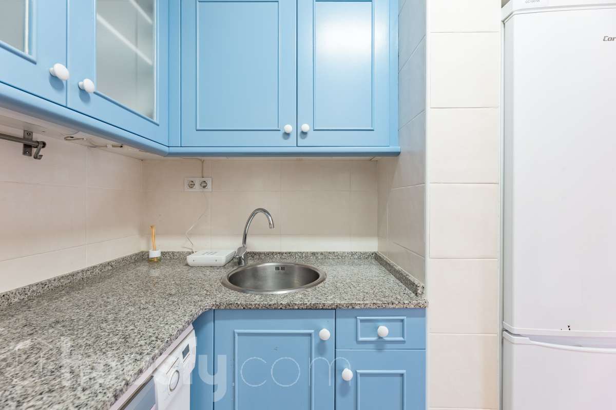 Housfy vende 🏡 luminoso piso ubicado en Vilafranca del Penedès, el cuál consta de 63 m2 útiles (verificados con la Dirección General de Catastro). Construido en el año: 2005. Distribución de estancias -Salón-comedor -1 Dormitorio -1 Baño -Cocina equipada Características específicas -Cédula de habitabilidad -Ascensor -Aire acondicionado -Calefacción Zona y entorno Respecto a la ubicación, se sitúa en Vilafranca del Penedès, municipio de Barcelona. Esta propiedad se encuentra cerca de transporte público, colegios, supermercados y farmacias. Aviso legal El precio de venta no incluye gastos de la compraventa como notaría, registro, impuestos, ni tampoco honorarios agencia. Esta publicación no es vinculante. Consulta siempre la nota simple con Housfy antes de formalizar la compraventa. Sobre nosotros Housfy es la plataforma integral de servicios inmobiliarios. Nuestra combinación de expertos y tecnología pone al alcance de todo el mundo servicios cómodos, claros y seguros. AICAT número: 7922. Nos encargamos de la gestión y asesoramiento de la compra. ¡Olvídate de todo! Hacemos los trámites por ti. Y, si además necesitas financiación, ponemos a tu disposición un bróker hipotecario para ayudarte a conseguir las mejores condiciones para tu perfil económico. ¿Quieres visitarla? Contacta con Housfy y agenda tu visita sin compromiso. Más información en: housfy.com-18